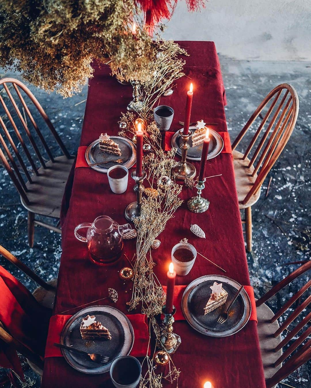 Our Food Storiesのインスタグラム：「Merry Christmas and happy holidays everyone 🌟🥰🎄 Thanks so much for your wonderful comments and messages this year, we are so grateful for this wonderful community 🙏 Here are some more photos from our recent photoshoot. Stunning cloud by the talented @ruby_marylennox ❣️❣️❣️#ourfoodstories  ____ #christmasdecor #christmastable #gatherings #gatheringslikethese #fellowmag #linenlove #tablesetting #tabledecor #lovelylinen #foodstyling #foodphotographer #germanfoodblogger」