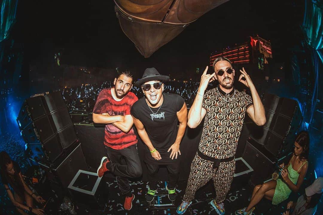 Dimitri Vegas & Like Mikeさんのインスタグラム写真 - (Dimitri Vegas & Like MikeInstagram)「Congrats to our brother @timmytrumpet for hitting nearly 50 million streams on his first album! Huge milestone!! Go Stream it now: sinphony.io/MadWorld」12月25日 0時52分 - dimitrivegasandlikemike