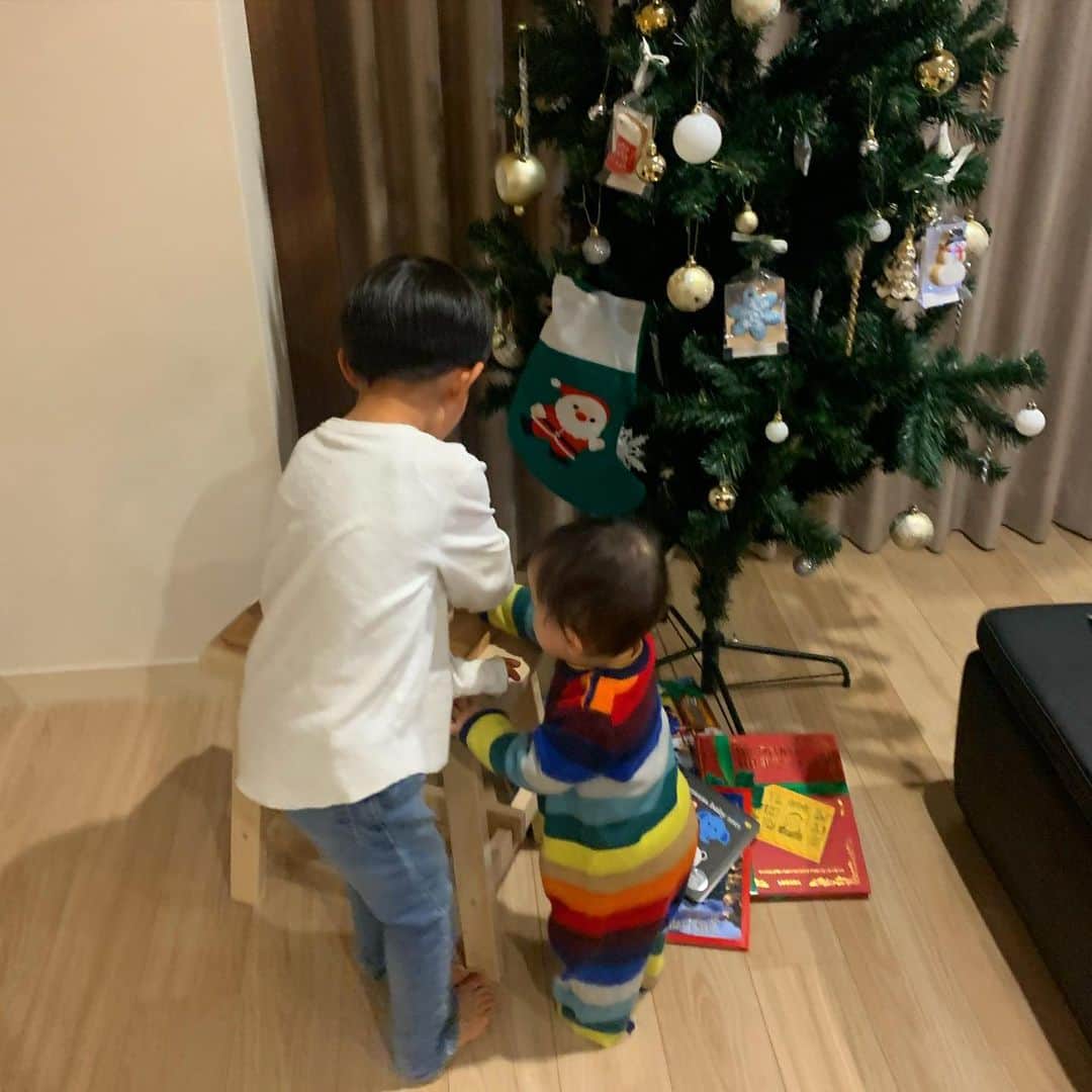 亀恭子さんのインスタグラム写真 - (亀恭子Instagram)「サンタさんに、 ミルクとクッキーを準備する2人。  明日の朝は…  皆さま、 素敵なクリスマスを♪  #december24 #christmaseve #myson #mylove #❤︎」12月25日 1時03分 - kame_kyo