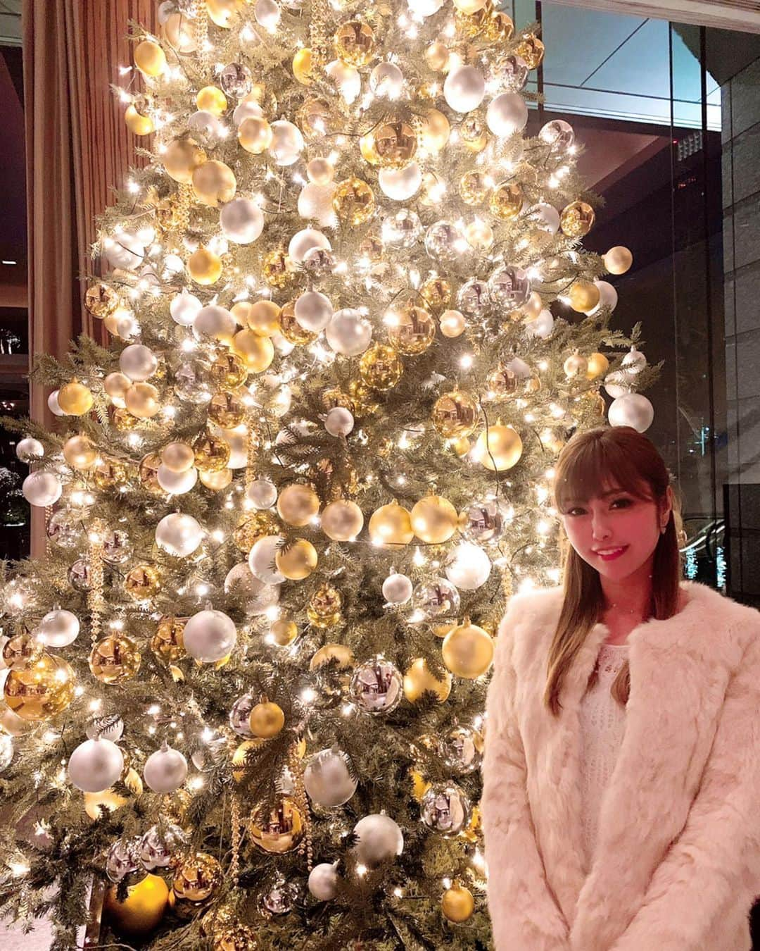 Rieさんのインスタグラム写真 - (RieInstagram)「. 🎄🎄🎄 ・ クリスマス終わったら あっと言う間にカウントダウンだぁ😳🎉 今年は自粛であんまり季節感味わえなかったからすごい早さで1年過ぎていった気が...🥺 ・ クリスマスっぽくツリーの前で🤳🎄💫 ・ ・ ・ #クリスマスイブ #クリスマス #クリスマスツリー #イルミネーション #christmas  #christmaseve  #christmastree」12月25日 1時03分 - rierica_poledancer