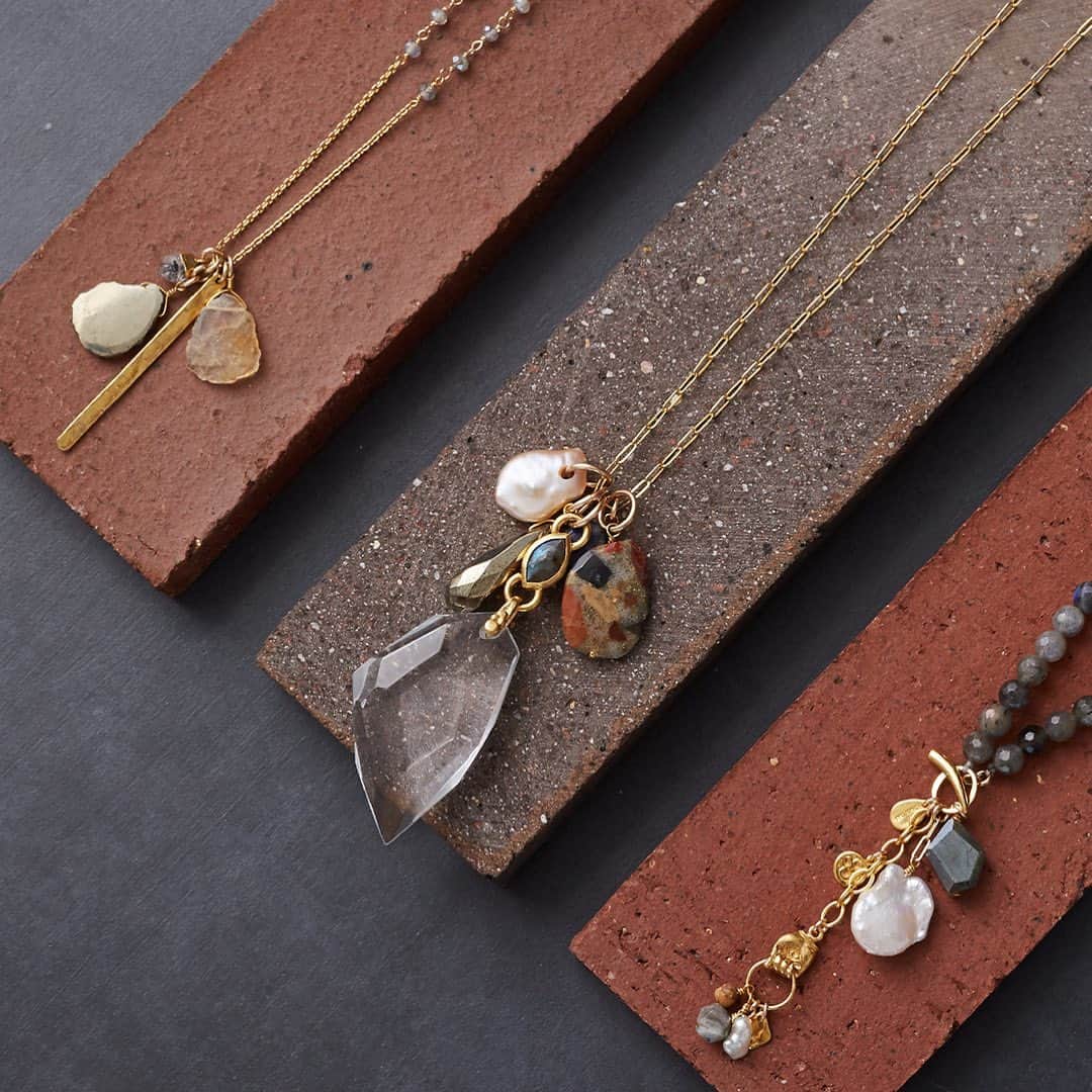 チャンルーのインスタグラム：「New treasures for you to discover 🌟Eye-catching necklaces adorned with sparkling stones, gold charms and pearls.」