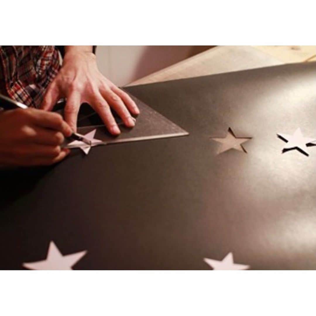 OKAさんのインスタグラム写真 - (OKAInstagram)「おやすみなさい🌙  大小の星型を切り抜いた黒いロール紙を 窓に貼って夜空に。外は晴天、 星から透ける青がきれいだった。 #mako_memorial」12月25日 0時56分 - ytrpics