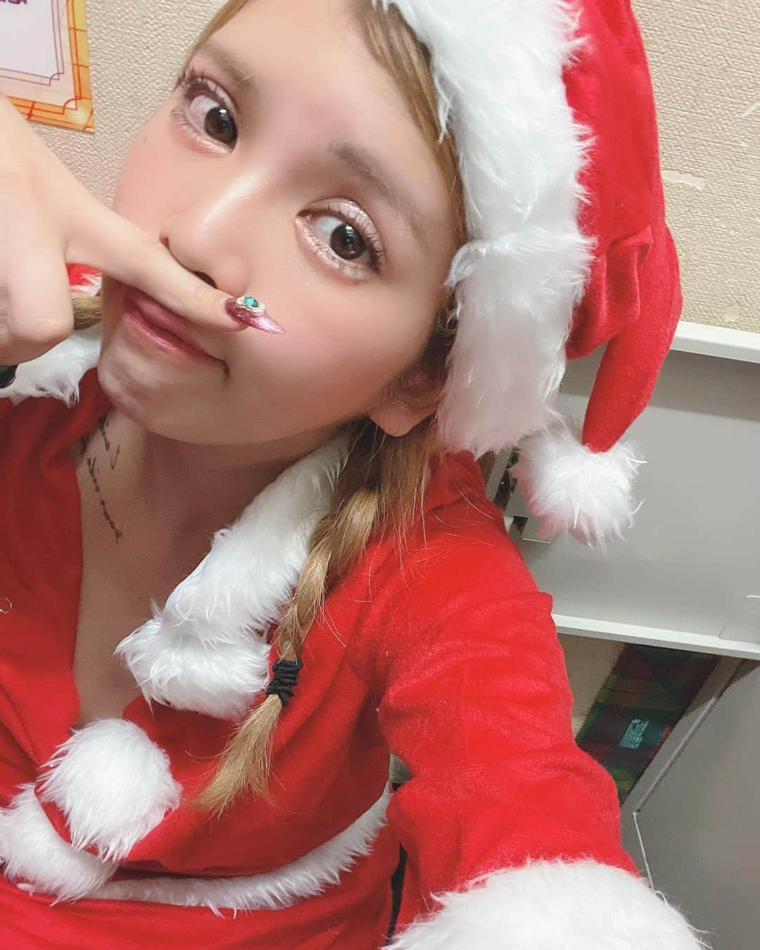 坂口杏里のインスタグラム：「クリスマスイヴなのに 素敵なシャンパン 短時間でたくさんいただき ありがとうございます😭  幸せ！  club  SLOW 新宿区歌舞伎町1-9-6 三経32ビル3F 0332008522  Lastまでいるから、 クリスマスイヴパーティ しよー🥳」