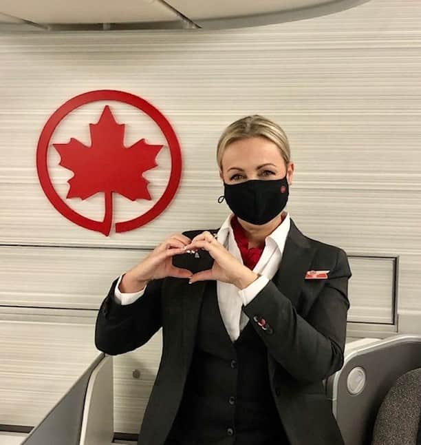 AIR CANADAさんのインスタグラム写真 - (AIR CANADAInstagram)「From our crew to yours, we wish you a safe, and happy holidays! ❤️ . . Au nom de toute notre équipe, nous vous souhaitons de joyeuses Fêtes en toute sécurité! ❤️」12月25日 1時00分 - aircanada