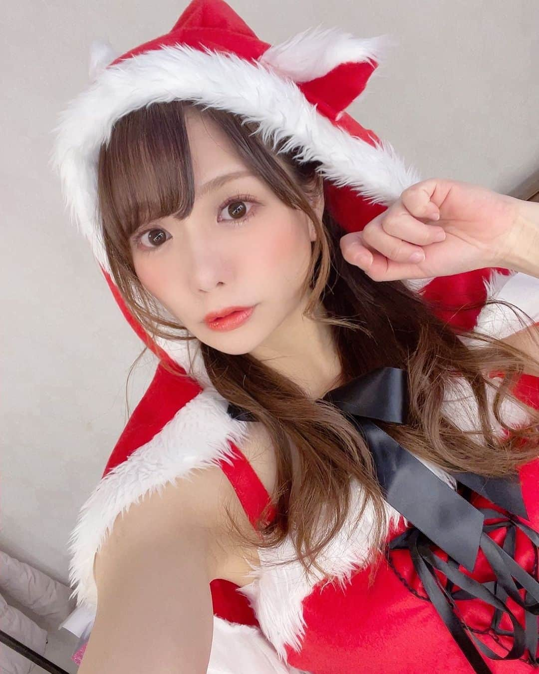 藤崎里菜さんのインスタグラム写真 - (藤崎里菜Instagram)「みんなはどんなイヴを過ごしたのかな🎄✨  私はお仕事だったので、夜おうちでケーキを食べました🍰  今年は街のイルミネーションが少なめだったので、あんまりクリスマスっていう感じがしなかったんだけど、おうちでまったり過ごすクリスマスもいいな〜って思いました😌  ファンクラブ「りなこみゅ。」では、サンタグラビアを公開してますᙏ̤̫❤︎  インスタや他SNSでは見れない藤崎が見れるのが「りなこみゅ。」です🎀  会員の方が増えてきたら、ファンクラブでできることも増えると思うので、ぜひみなさん参加してくれたら嬉しいです💓  ハイライトの「ファンクラブ」のスワイプから飛べるよ✨  #藤崎里菜 #サンタクロース #サンタコス #サンタコスプレ #サンタさん #セクシーサンタ #サンタグラビア #グラビア #インスタグラビア #セルフヘアセット #ヘアセット #ヘアアレンジ #hairarrange #santagirl #クリスマスイヴ #グラビア撮影」12月25日 1時00分 - rina_fujisaki