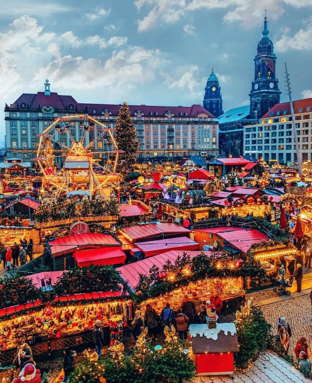 Earth Picsさんのインスタグラム写真 - (Earth PicsInstagram)「Christmas market in Dresden, Germany 🎄✨ Merry Christmas Eve everyone! Photo by @takemyhearteverywhere」12月25日 1時00分 - earthpix