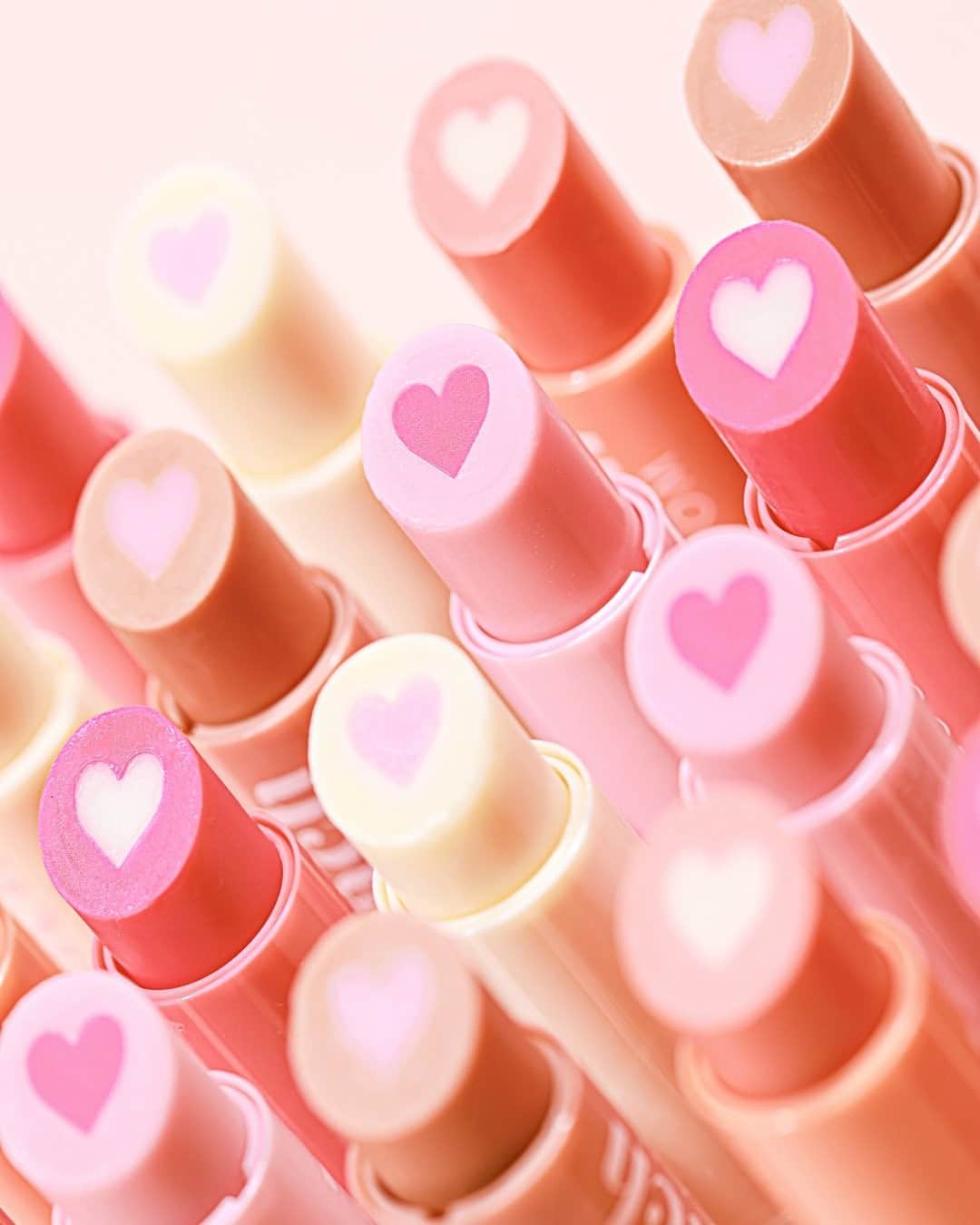 Too Facedのインスタグラム：「Your new go-to lip balm is HERE!! 😍 Our Peach Bloom Lip Balm is ultra-nourishing, buttery, and blossoms based on your unique body chemistry for a custom, kissable color! #toofaced」