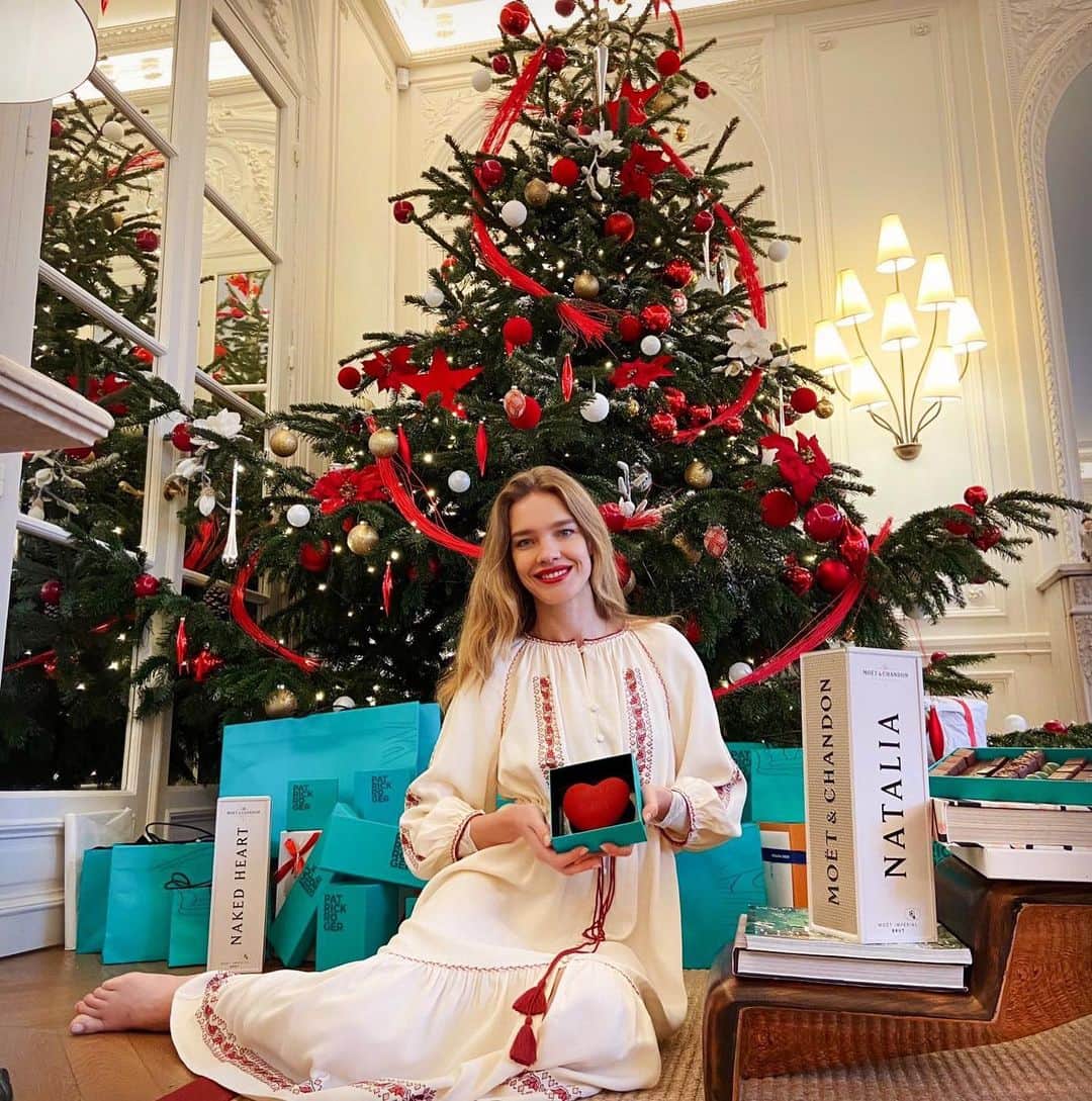 ナタリア・ヴォディアノヴァのインスタグラム：「Merry Christmas to all our friends celebrating today 🙏🎄🥰 This year we have partnered with @moetchandon and @patrick_roger_off to deliver our gratitude to those of you who have made this tough year for @nakedheartfoundation as for all charities around the world a bit easier 🎁❤️ thank you so much for your compassion and support! May Christmas spirit be with you all 🎅🏼🥂🎄🎉❤️」