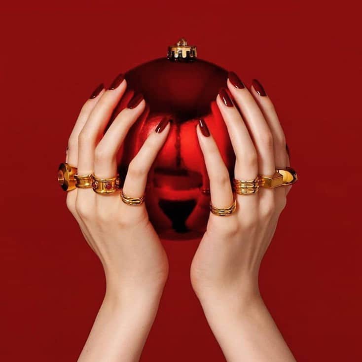 のインスタグラム：「Happy holidays! #repost @accessoteur via @PhotoAroundApp  STYLE: ME CASTING: ME JEWELRY: @auvere_true_gold  PHOTO: @blackandsteil  MODEL: @mari_handmodel  #work #styling #casting #jewelry #finejewelry #gold #fashion #style #rings #accessories #accessorize #accessoteur #holidays」