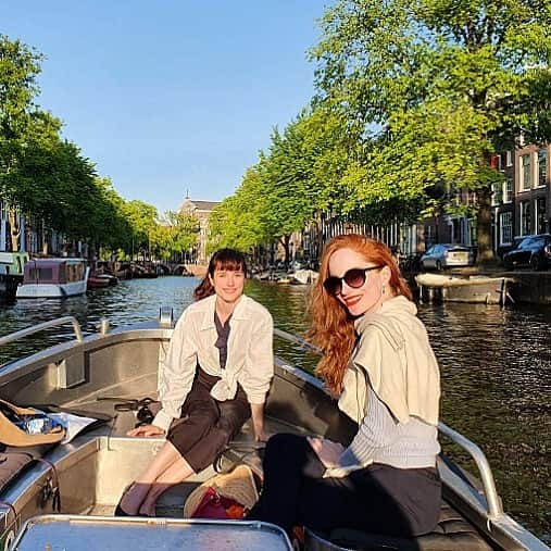 ロッテ・ヴァービークのインスタグラム：「Highlighting the highs in the stay-at-home roller coaster that was 2020: In May I took my first plane in the Covid era and made it back to the motherland 🇳🇱 yay for reconnecting with friends and an Amsterdam almost empty of tourists 🚣‍♀️ #2020inpictures #May2020 #amsterdamcanals」