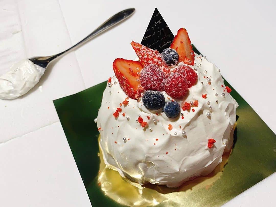 吉沢明歩さんのインスタグラム写真 - (吉沢明歩Instagram)「クリスマスケーキ作ったよぉ🎂🍓😋💗 生クリームの冷んやり上品な甘い香りが大好き❤幸せ❤️」12月25日 1時05分 - akiho__yoshi