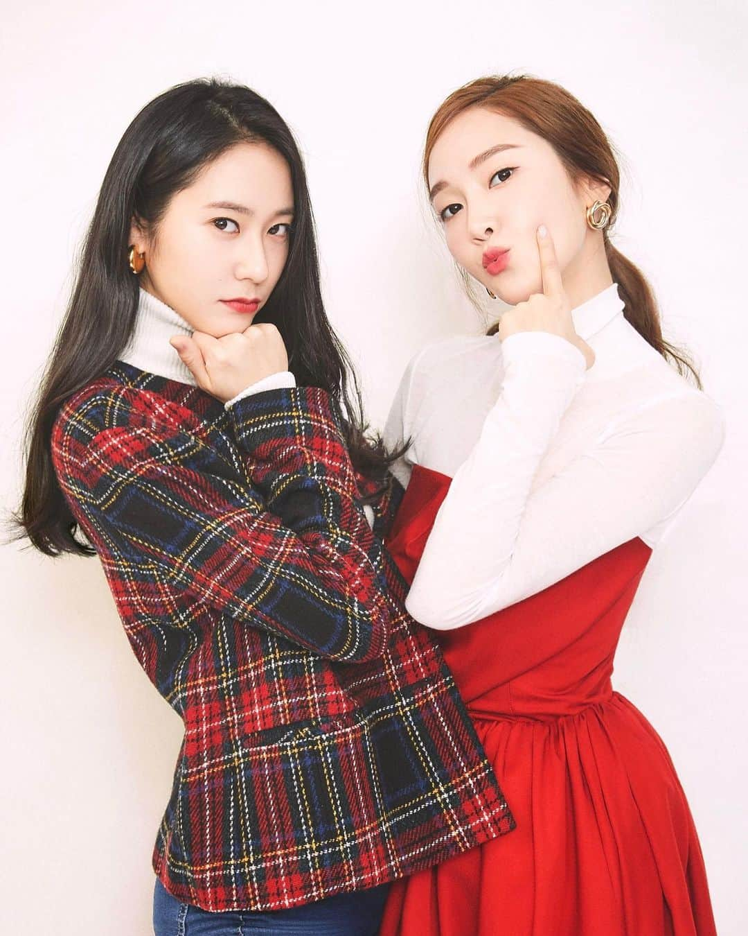 ジェシカ さんのインスタグラム写真 - (ジェシカ Instagram)「Happy Holidays from the Jung sisters!👭🏻 Sending lots & lots of love♥️🎄✨ #jessicaandkrystal」12月25日 1時05分 - jessica.syj