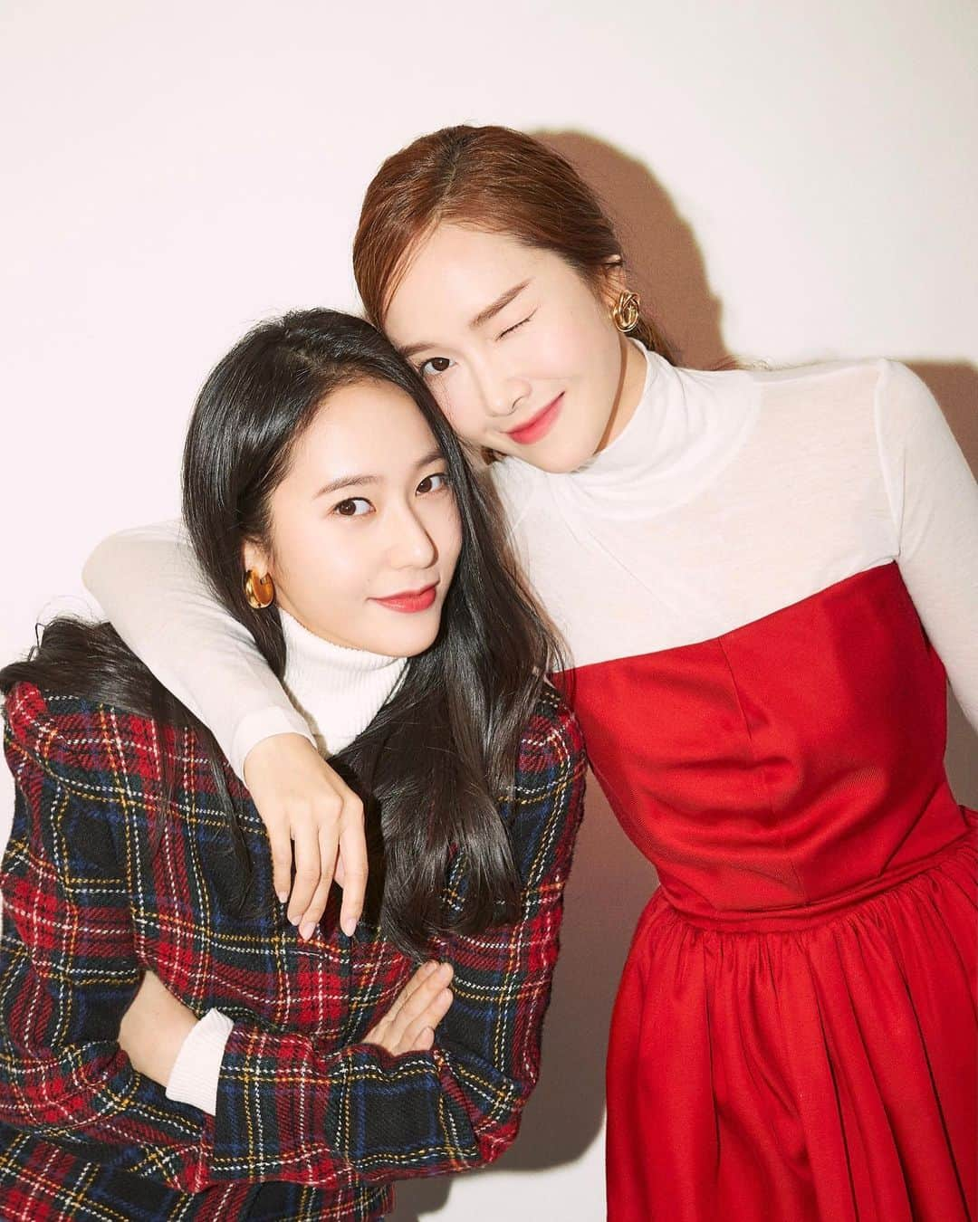 ジェシカ さんのインスタグラム写真 - (ジェシカ Instagram)「Happy Holidays from the Jung sisters!👭🏻 Sending lots & lots of love♥️🎄✨ #jessicaandkrystal」12月25日 1時05分 - jessica.syj