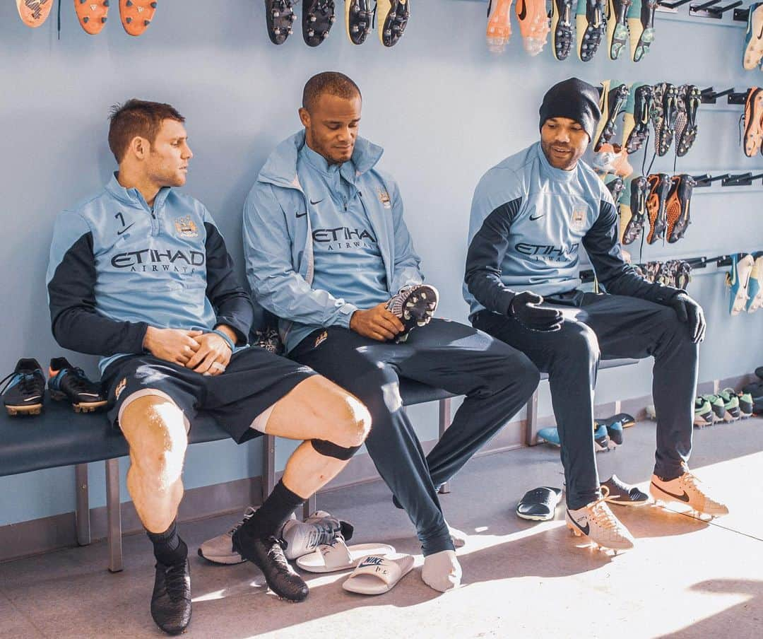 ジョリオン・レスコットのインスタグラム：「Christmas Eve 2013 #TBT  @jamesmilnerofficial @vincentkompany @mancity」