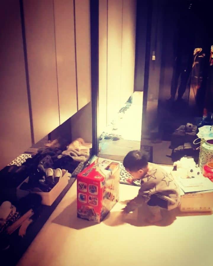 ミン・ヨンウォンのインスタグラム：「선물 찐 반응 꺅!!~~😆😆 🎄🎊🎁🎀 . 타요 중장비 처음으로 따라서 노래부르길래 진~~짜 좋아하는구나 했는데 반응 진짜 ㅋㅋㅋ !!!🤩🤩🤩 . 민서는 자기가 매일 신발 고르고 꼭 그거 신어야한답니다.  신발 좋아하는 👶 . 민서야~~신발 마니 사줬어~보고있나~~김민서 아기~~ 특별히.. 그중에~~~빨강색 자동차 신발은 진짜.. 너 취향으로 픽한건데.. 역시 맞았다..... ㅋ~~~~ 진짜 엄마 스타일 아닌데.. 너가 저거 신는날 옷은 어떻게 입힐까..벌써  힘들담 ㅎㅎ . . 너의 선물은 계속 오고 있단다~~💜💚❤🧡💛 숨겨놓고 크리스마스날 줘야지 했는데 너가  먼저 다 알았네  너무너무 사랑해 맘같아선 백화점 사줬담💌🏢🏤🏩 . #21갤아기 #부산댁 #서울댁 #크리스마스선물 #크리스마스요정 #산타클로스 #메리크리스마스 #육아일기 #신혼일기 #육아맘 #육아소통 #일상 #소통 #맞팔 #데일리 #황금돼지띠아들 #오오티디  #베이비스타그램」