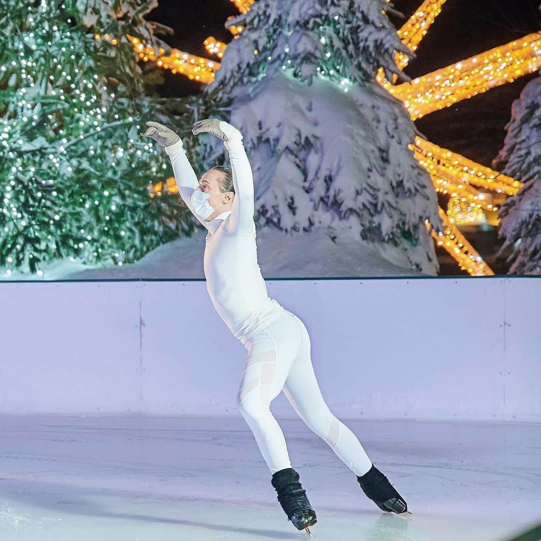 ジョニー・ウィアーさんのインスタグラム写真 - (ジョニー・ウィアーInstagram)「24.12.2020 Happy Christmas Eve ❄️  📸 Steve Barber / @nemacolin  #figureskating #christmaseve #winter」12月25日 1時09分 - johnnygweir