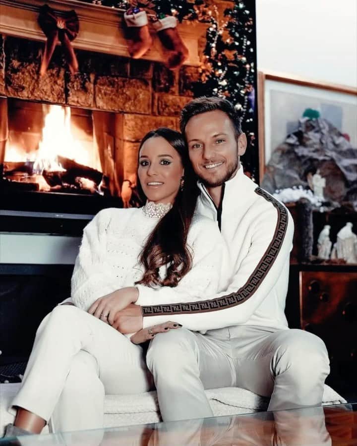 イヴァン・ラキティッチのインスタグラム：「MERRY CHRISTMAS!🎅🏼🤶🏼🎁⛄️ #Christmas #Navidad #IvanRakitic 🎥 @jackbgst」
