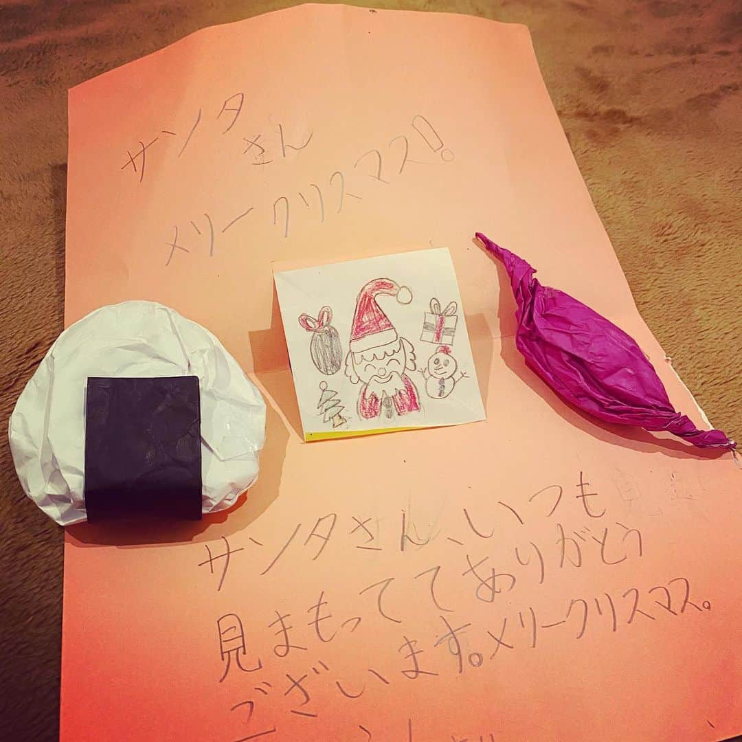 村瀬健さんのインスタグラム写真 - (村瀬健Instagram)「小2の息子のサンタさんへの手紙。絵の左右のは何？と聞くと「世界中の子供にプレゼントを配っておなかすいてるだろうから、僕からのプレゼント」だと。めちゃめちゃ頑張って作ってたのを見てたから紙であることは良いとして、何故おにぎりと焼き芋？？ でもきっと、その想いはサンタさんに届くと思うよ。親愛なる息子よ、メリークリスマス🎄✨」12月25日 1時10分 - kenmurase