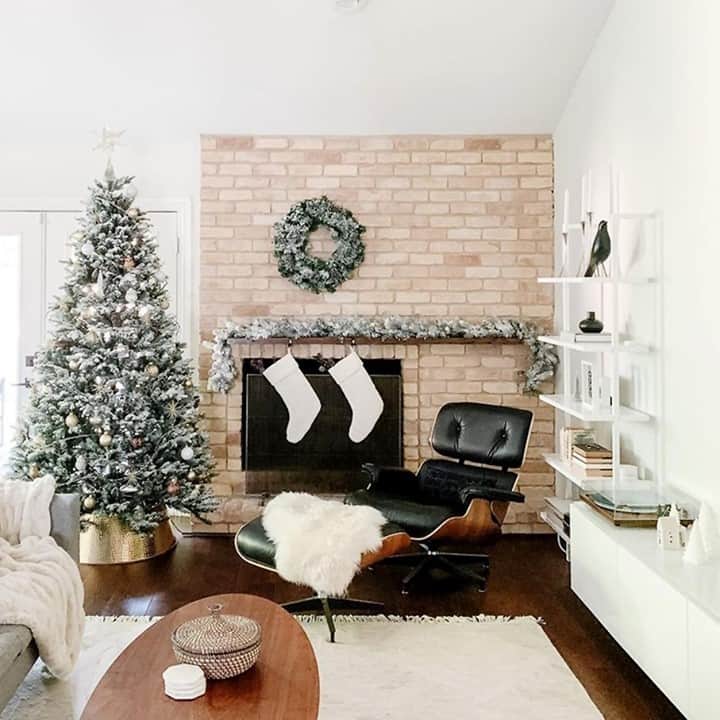 Herman Miller （ハーマンミラー）さんのインスタグラム写真 - (Herman Miller （ハーマンミラー）Instagram)「Nothing says “ready for the holidays” quite like an Eames Lounge Chair under your tree. How are you cozying up at home? Share your festive nooks, fireplaces, and more with #HMatHome. 📸 @kp.and.me」12月25日 1時20分 - hermanmiller