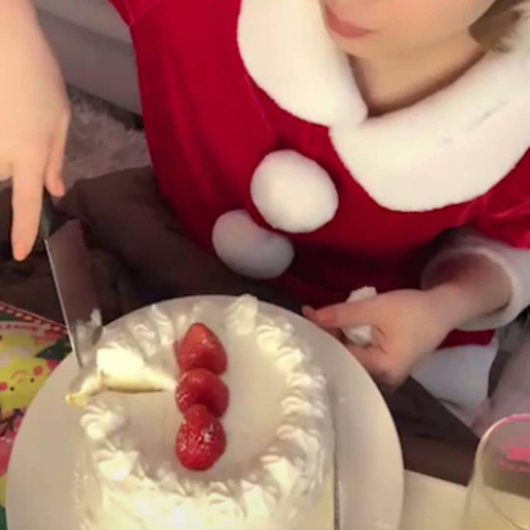 マーナさんのインスタグラム写真 - (マーナInstagram)「🎂  メリークリスマス🎅  クリスマスケーキ作ったのよー  クリぼっち配信しました👏🏻  あざとい、という事もしてみたよ！ 鼻にクリーム👃  #メリークリスマス #クリスマスケーキ手作り  #ライブ配信」12月25日 1時20分 - m_a_a_n_a