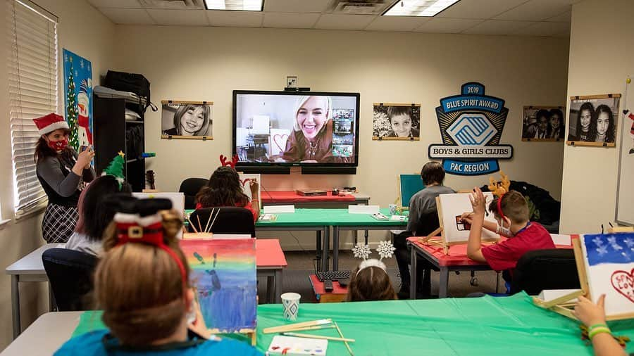 ケイティ・ペリーさんのインスタグラム写真 - (ケイティ・ペリーInstagram)「I told 🎅🏻 to take the day off and asked some of my friends at @bgca_clubs to 🎨 their wish for 2021. So ♥️ to partner with @Amazon to deliver some much-needed smiles in a year where so many lost their smile...」12月25日 1時14分 - katyperry