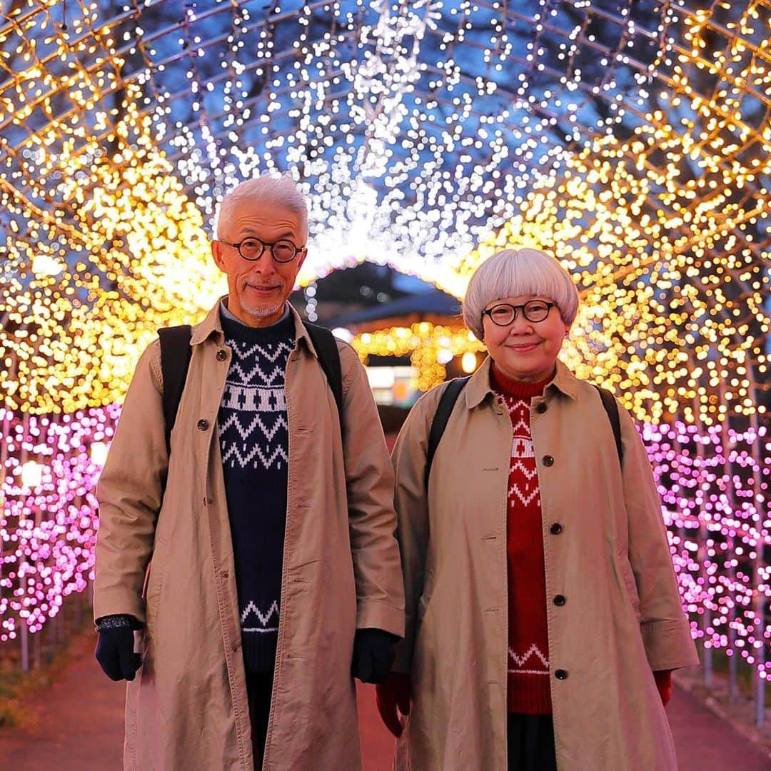 bon ponさんのインスタグラム写真 - (bon ponInstagram)「12月23日 宮城県柴田郡柴田町の船岡城址公園で開催中の『Shibata Fantasy Illumination(しばたファンタジーイルミネーション)』を観に行って来ました✨  桜の名所として有名な船岡城址公園ですが、「花のまち柴田」と言われるように、桜のほかにも紫陽花、曼珠沙華、菊など四季を通じて美しい花々を楽しむことができます🌸💠🌼  そして、冬には公園内が煌びやかなイルミネーションで彩られます✨ 子どもからお年寄りまで、町の人々の協力によって飾られたイルミネーションは、手作りの温かさが感じられ、幻想的な光景に感動しました😍😍 今年は、春の桜まつりもコロナの影響で中止になったので、より一層イルミネーションの灯りが心に染みて、コロナの収束と平和を祈らずにいられませんでした🙏  スロープカーも電飾で飾られていました。  展望デッキからは『一目千本桜ライトアップ HITOME SENBON LIGHT BLOSSOM』と、船岡の夜景が一望できました🌃 ＊ [開催期間] 2020年12月中旬～12月30日 [点灯時間] 16:30～21:00 ＊ 2021年2月18日まで『柴田町Instagramフォトキャンペーン』を実施中です！ 「花のまち柴田」イベント実行委員会のアカウント @hananomachi.shibata をフォローして、イルミネーションはもちろん、柴田町のグルメ・春の桜・風景などの写真に指定のハッシュタグ( #柴田町 #一目千本桜 #shibatasakurasaku )を付けて投稿すると、抽選で賞品がもらえます。 ・ ・ #花のまち柴田 #柴田町 #一目千本桜 #shibatasakurasaku #船岡城址公園 #イルミネーション #夫婦 #60代 #ファッション #コーディネート #リンクコーデ #夫婦コーデ #グレイヘア #白髪 #共白髪 #couple #over60 #fashion #coordinate #instafashion #instagramjapan #greyhair #grayhair #bonpon #bonpon511」12月25日 1時15分 - bonpon511