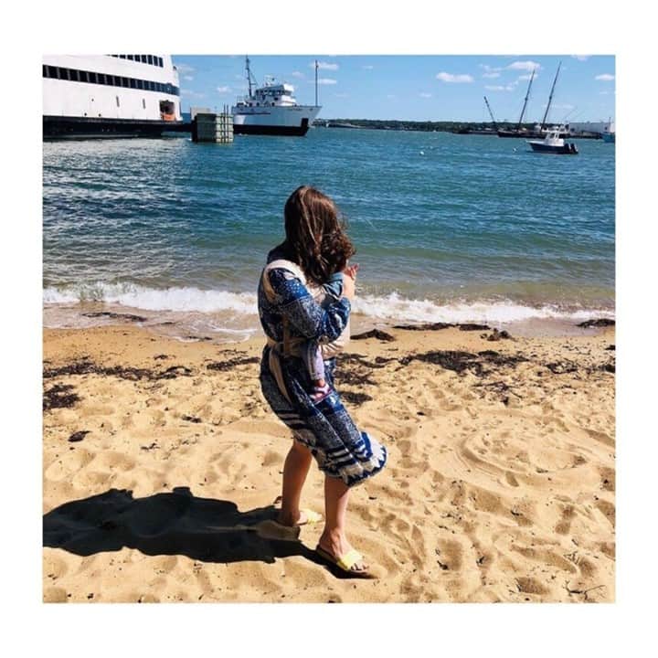 マッタのインスタグラム：「Whether enjoying a beach breeze or a cozy fire this holiday, we're so grateful that our classic Matta dresses are your go to's. ⁠ Thank you for having us as part of your celebrations. 🎁 💛⁠ Happy Christmas Eve  Photo from @saraj.martin in our Yamini Booj Dress⁠ ~link in bio for more~」