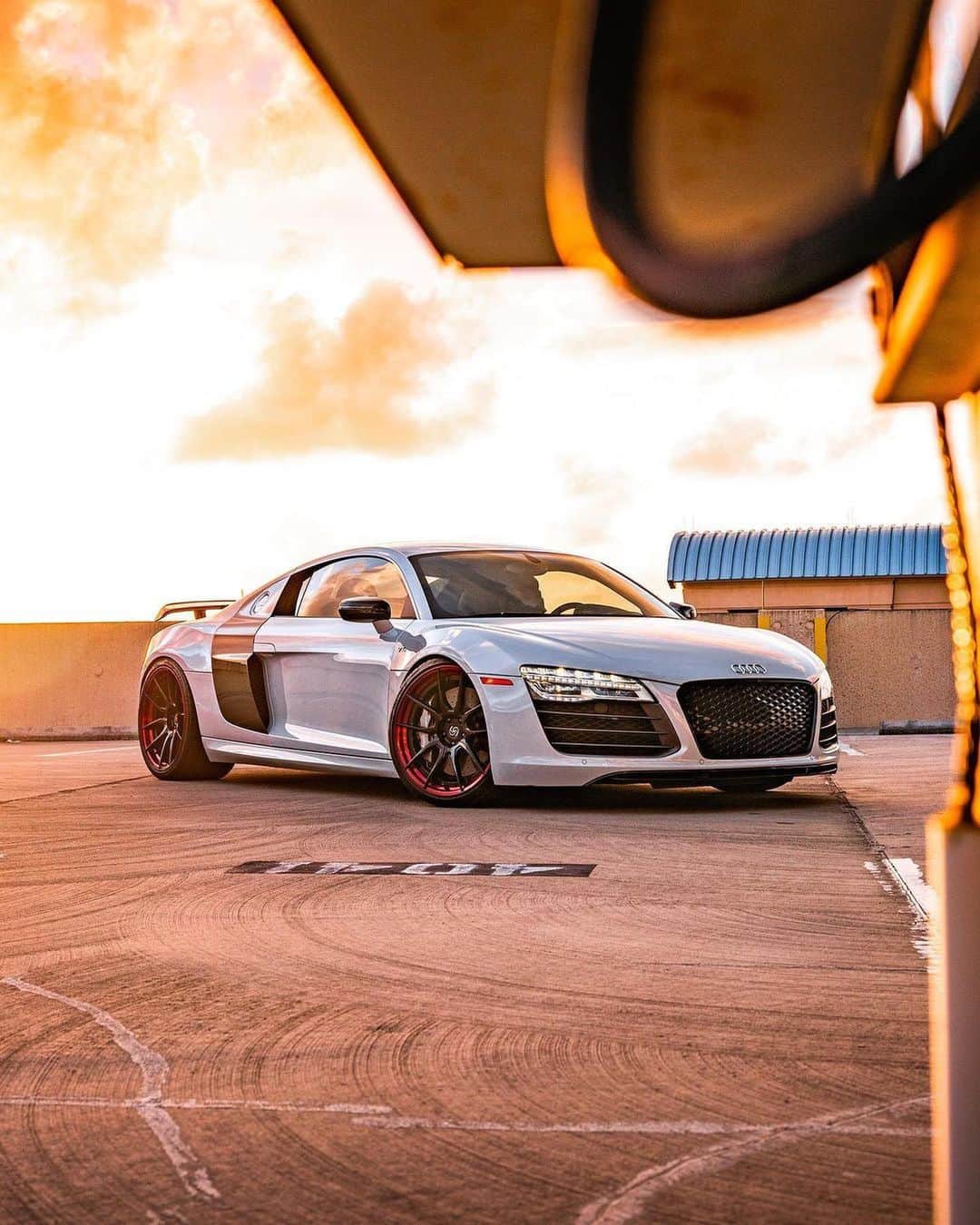 CarsWithoutLimitsさんのインスタグラム写真 - (CarsWithoutLimitsInstagram)「1st Gen Audi R8  Photos @kfletchphotography  #carswithoutlimits」12月25日 1時17分 - carswithoutlimits