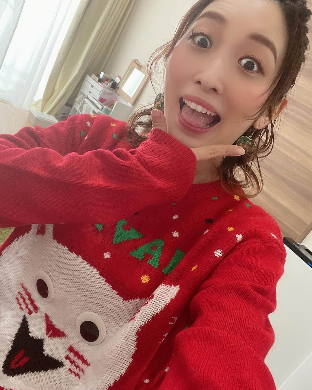 くまみきさんのインスタグラム写真 - (くまみきInstagram)「メリクリ🎄🧡﻿ 今年は猫の圧強めなアグリーセーターで楽しみました🐈🎄﻿ 鈴がついてて動くたびにうるさい笑笑﻿ ﻿ #クリスマス #アグリーセーター #クリパ #おうちクリスマス #毎年恒例 #うるさい #handm #hm」12月24日 16時27分 - kumamiki