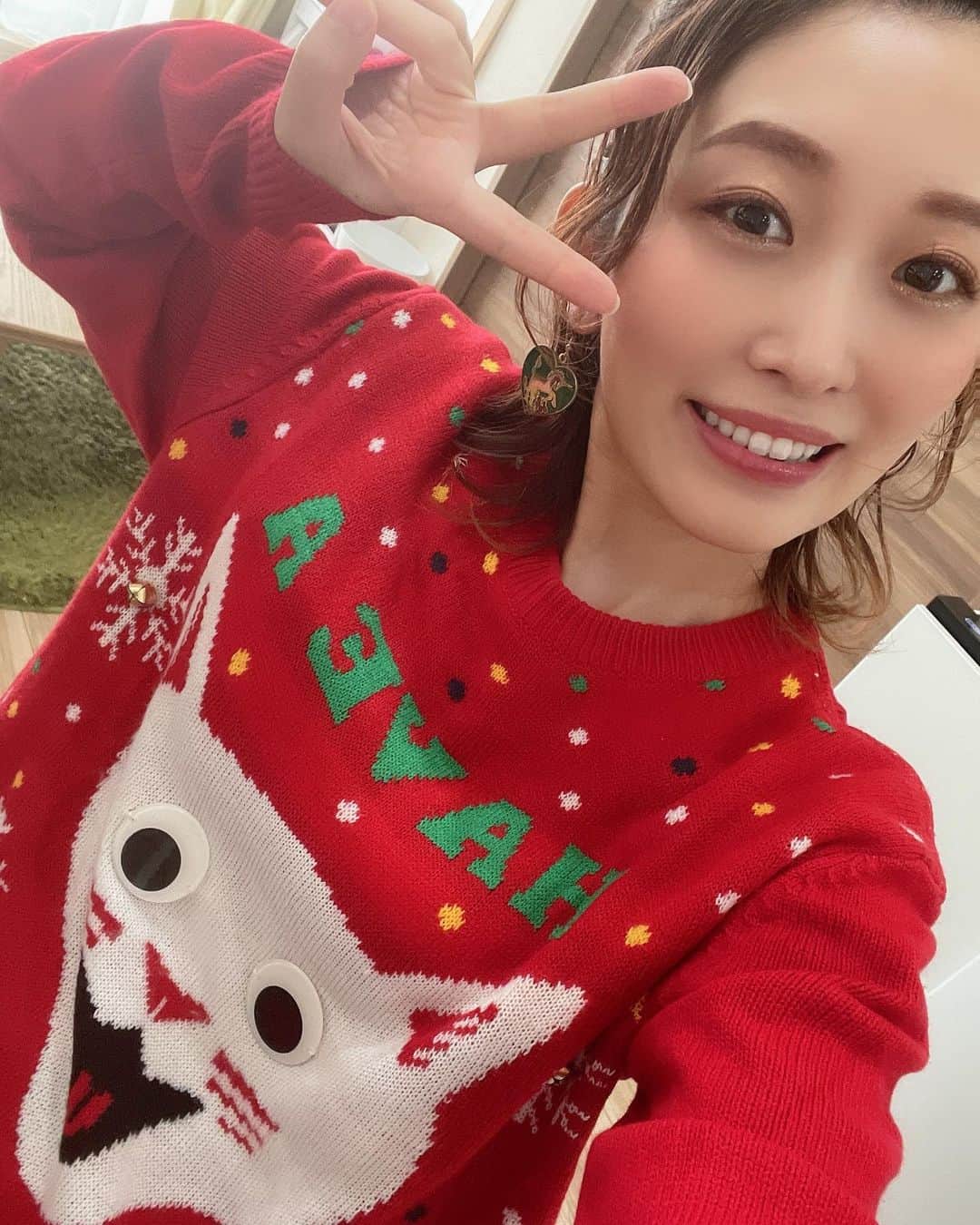 くまみきのインスタグラム：「メリクリ🎄🧡﻿ 今年は猫の圧強めなアグリーセーターで楽しみました🐈🎄﻿ 鈴がついてて動くたびにうるさい笑笑﻿ ﻿ #クリスマス #アグリーセーター #クリパ #おうちクリスマス #毎年恒例 #うるさい #handm #hm」