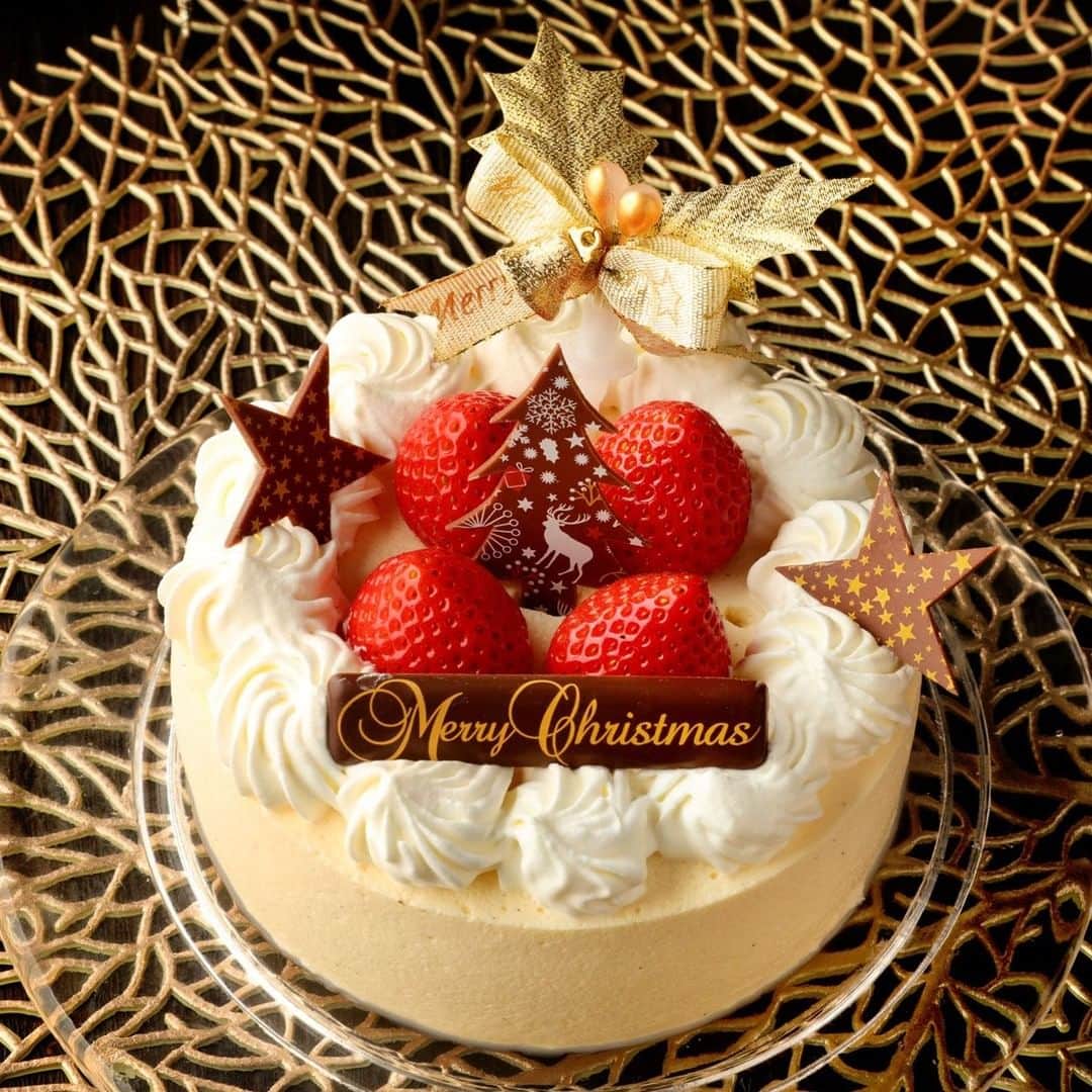 クリオロさんのインスタグラム写真 - (クリオロInstagram)「@criollo2016 ＼今年はお家で、最高のケーキを！／   いよいよ明日は クリスマス。   「あ、ケーキの予約を忘れていた…！」 という方も ご安心ください！   クリオロでは クリスマスケーキを ご予約なしで ご購入いただけます！   今年のイチオシ 「ショコラ・マンダリン」や クリスマスだけの特別なガイア 「ガイア・フレーズ・ノエル」など たくさんご用意しております！   本店は18時まで、 中目黒店は19時まで 営業しておりますので、 ぜひ、お越しくださいませ。   ※一時欠品する場合もございますが、 随時追加製造しております。 完売の際はご容赦ください。 また、混雑した際は店内、店外で お待ちいただくこともございます。 予めご了承ください。   公式サイトでクリスマスの詳しいご案内を公開中！ 「クリオロ　クリスマス」で検索！ 　 #criollo #クリオロ #小竹向原 #中目黒 #クリスマス #christmas  #クリスマスケーキ #クリスマスケーキ2020 #🎄 #🍰 #antoinesantos  #サントスアントワーヌ #スイーツスタグラム #食べスタグラム #スイーツ好きな人と繋がりたい #merrychristmas」12月24日 16時19分 - criollo2016