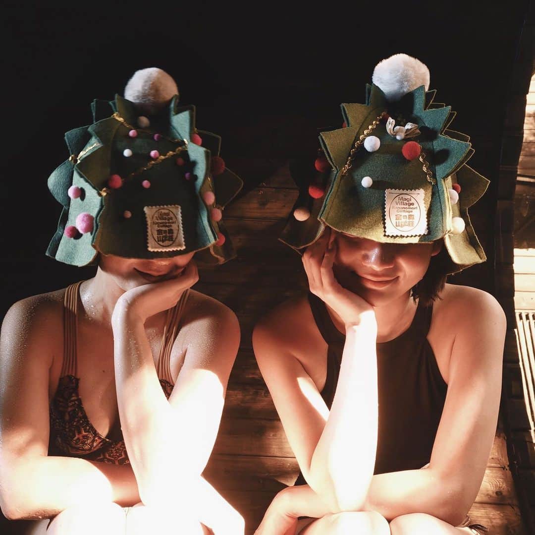 高橋美咲さんのインスタグラム写真 - (高橋美咲Instagram)「. @kananomori_sansou が作ってくれたクリスマスツリーのサウナハットが嬉しかったので、サウナ後のお部屋飲みの間もずっとかぶってた🤣✨ . . #サウナハット #クリスマスツリー .  #サウナ女子 #サウナ部 #サウナ好き #女子サウナー  #フィンランドサウナアンバサダー　#サウナ美容　#美容好きな人と繋がりたい #私の美容法 #肌活 #사우나 #桑拿 #sauna #saunner #instasauna #saunagir #zenvague #zensauna」12月24日 16時20分 - misaki_saunner_