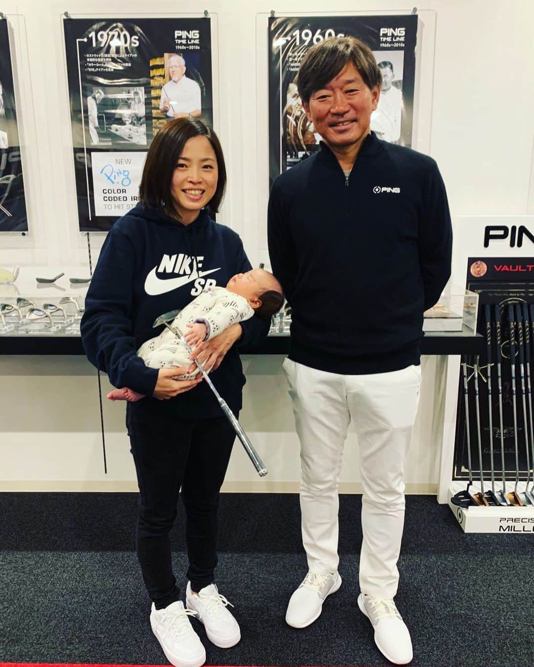 一ノ瀬優希のインスタグラム：「先日PINGの本社に行ってきました‼️  この前インスタでも紹介した高校生応援プロジェクトを応援したくて、微力ではありますが、クラウドファンディングに寄付させて頂きました😆  私が寄付したのは、塚田プロのパターレッスン🤩  塚田さんにはサプライズで行ったので驚いていましたが、寄付もできて、レッスンも受けさせてもらえて最高な1日になりました😊  貴重なお時間を私のためにありがとうございました‼️  そして、このクラウドファンディングも目標金額を越えたみたいで、あとは、試合を成功させるのみだそうです😁 応募している高校3年生のみんなが、思い出に残る試合になることを願っていますっ☺️  そして、PINGさんからは、出産祝いに娘のパターを頂きました💓 ヘッドには名前と産まれた日が書いてあって、なんとパターの長さは産まれた時の身長‼️ このパターを見るたんびに、こんなに小さかったのかー🥰と思い出すんだろーなー💓 最高なプレゼント🎁 ありがとうございます🥰  みなさん、PINGは最高ですよ💓  #PING #塚田プロ #パター #ありがとうございます」
