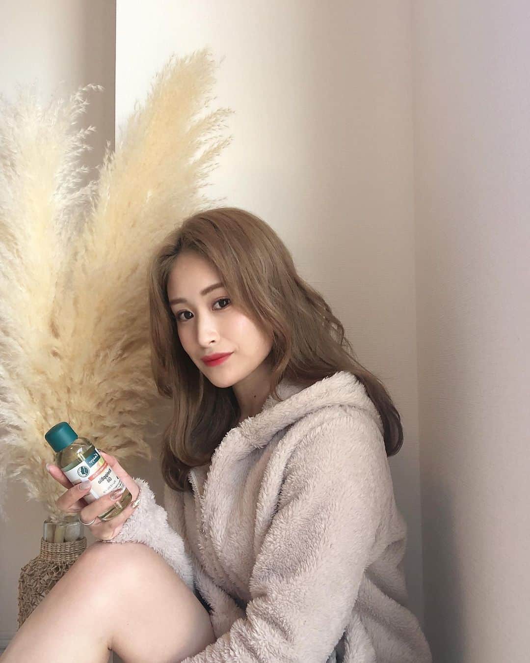 都築青空さんのインスタグラム写真 - (都築青空Instagram)「𝐾𝑁𝐸𝐼𝑃𝑃 𝐵𝑖𝑜 𝑂𝑖𝑙 @kneipp_japan  「クナイプ ビオ オイル」 香りはグレープフルーツ🍋 前にも愛用していたクナイプのオイル。 香りが本当に良くて癒される🤍 オイルだけどベタつかなくて 肌に浸透していく感じもすき☺️☺️  季節柄乾燥しやすいから、 冬場のスキンケアには本当におすすめ！ 顔だけじゃなくて全身と 髪の毛にも使えるのもポイント🤍  気になる方はオンラインショップでチェックしてね！  #PR #クナイプ #kneipp #kneippbiooil #クナイプビオオイル #美容オイル #organic #オーガニック #ブースター #保湿 #植物美容オイル」12月24日 16時21分 - aozora723