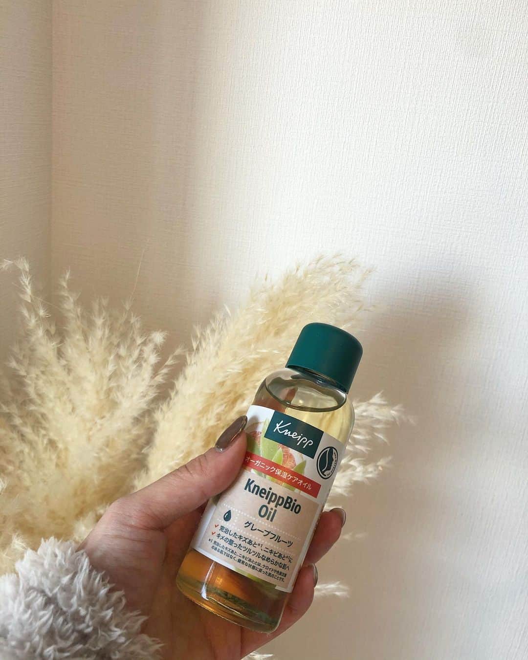 都築青空さんのインスタグラム写真 - (都築青空Instagram)「𝐾𝑁𝐸𝐼𝑃𝑃 𝐵𝑖𝑜 𝑂𝑖𝑙 @kneipp_japan  「クナイプ ビオ オイル」 香りはグレープフルーツ🍋 前にも愛用していたクナイプのオイル。 香りが本当に良くて癒される🤍 オイルだけどベタつかなくて 肌に浸透していく感じもすき☺️☺️  季節柄乾燥しやすいから、 冬場のスキンケアには本当におすすめ！ 顔だけじゃなくて全身と 髪の毛にも使えるのもポイント🤍  気になる方はオンラインショップでチェックしてね！  #PR #クナイプ #kneipp #kneippbiooil #クナイプビオオイル #美容オイル #organic #オーガニック #ブースター #保湿 #植物美容オイル」12月24日 16時21分 - aozora723