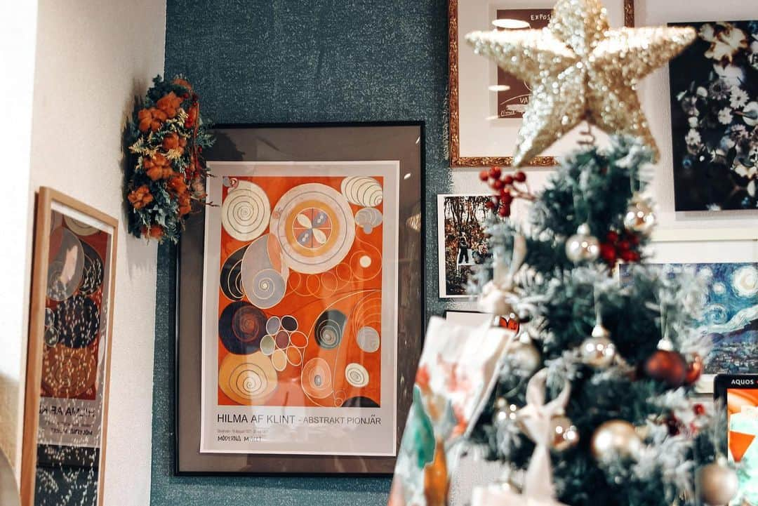 磯部映見のインスタグラム：「New art up on the wall to amp up the festive vibes🎄  #merrychristmas」