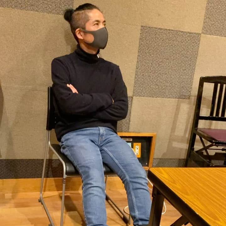 久保田利伸のインスタグラム：「ムートンブーツの季節になりました…🌨🎄  #久保田利伸  #何か考え中  #明日は  #ミュージックステーション」
