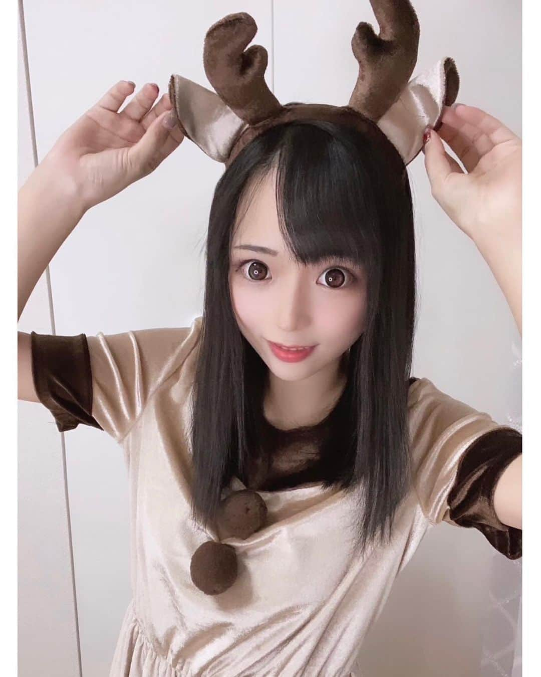 なつみさんのインスタグラム写真 - (なつみInstagram)「12月23日 トナカイ🦌🎄コス❤️ 24日、25日もサンタコス🎅🏻します🥰 25日は配信で一緒にチキン🍗食べましょ〜☺️💗  今夜は素敵なクリスマスイブ🎄を皆と過ごせますように😘🌟  #ライブ配信#Pococha#Pocochaライバー#ポコチャ#ライバー#バセドウ病#吃音症#八重歯#宅建士#宅建#宅地建物取引士#不動産営業#イギリス留学#🧢なつみ👻🍊Natsumi#トナカイ#トナカイコス#🧢なつみ👻🍊#サンタコス#クリスマスコフレ#コスプレ」12月24日 16時24分 - natsumipeanuts