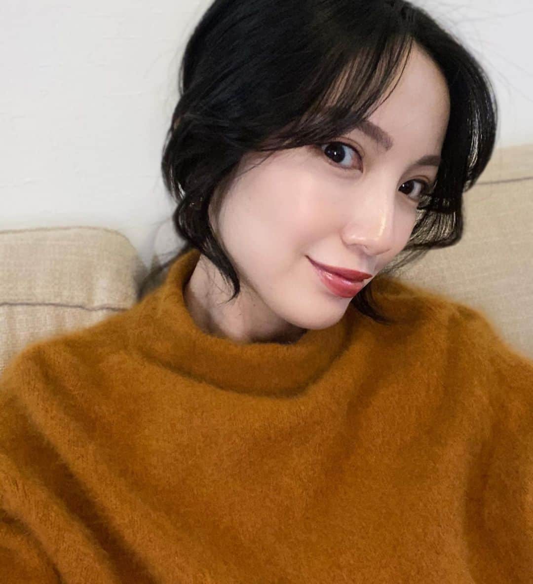 吉田愛璃のインスタグラム：「. . Merry Christmas Eve🎄💝  無事退院できて我が家で家族と過ごせて感謝🥲🙏  まだお腹張って痛むので💧動き回れないから母が料理やケーキを作ってきてくれて🎂ごりたんがデパ地下へ買い出しに行ってくれてる🍗  ありがたき〜😭🙏  母も実家で今はひとりぼっちなので今日はみんなでディナー🍴🎄✨  中国に単身でいる父が可哀想だなぁ🥲あとでみんなでテレ電しよう😘📞  皆さんも家族や大切な人と素敵なクリスマスを。。💝💝💝  #メリークリスマス #クリスマスイブ #ファミリー #幸せな時間 #切迫早産により自宅安静中 #安静って難しい #ついつい気になって動いてしまう」