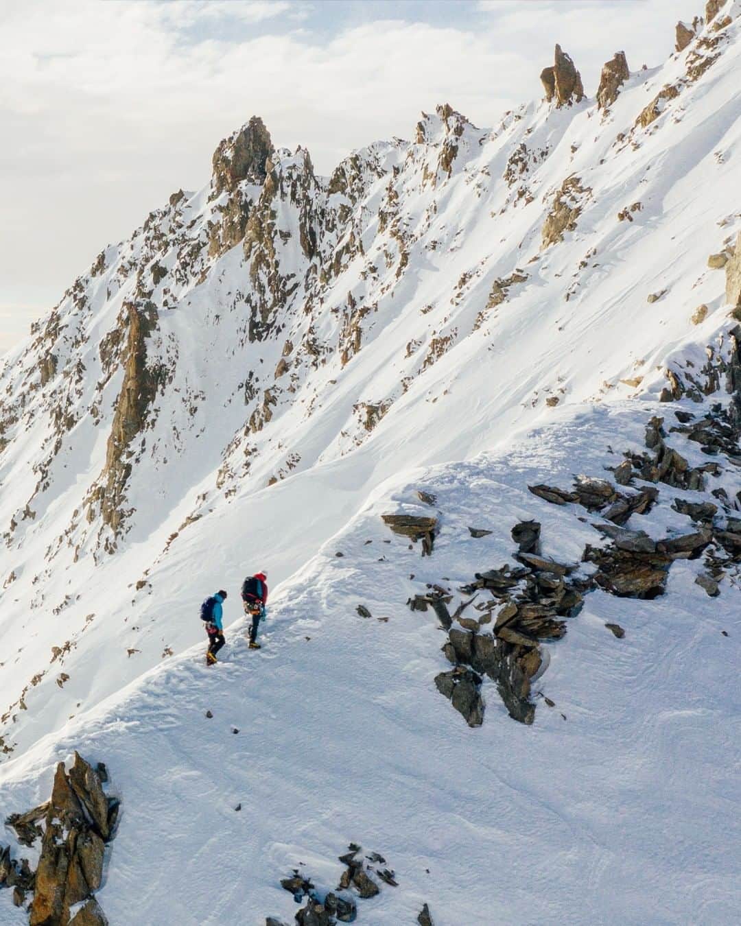 ミレーのインスタグラム：「We only have one wish for Christmas this year: it's to be allowed to go in the mountains as much as we want in 2021!  📷 @matt_georges   #MilletRiseUp」