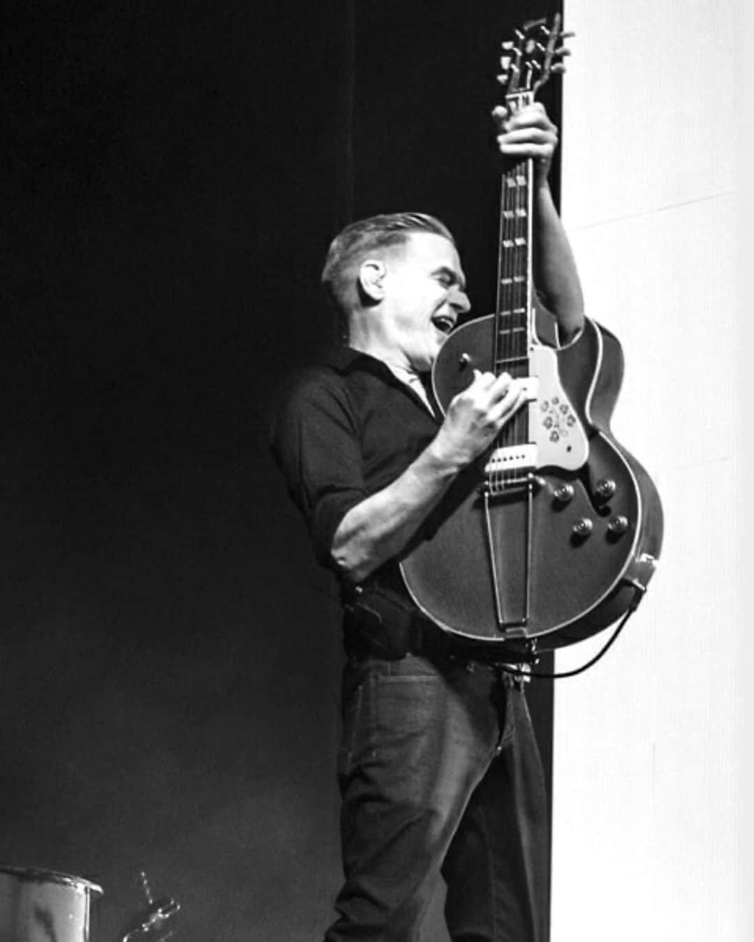 ブライアン・アダムスのインスタグラム：「Milano, a year ago... #bryanadamsshinealight (Foto by Francesco)」