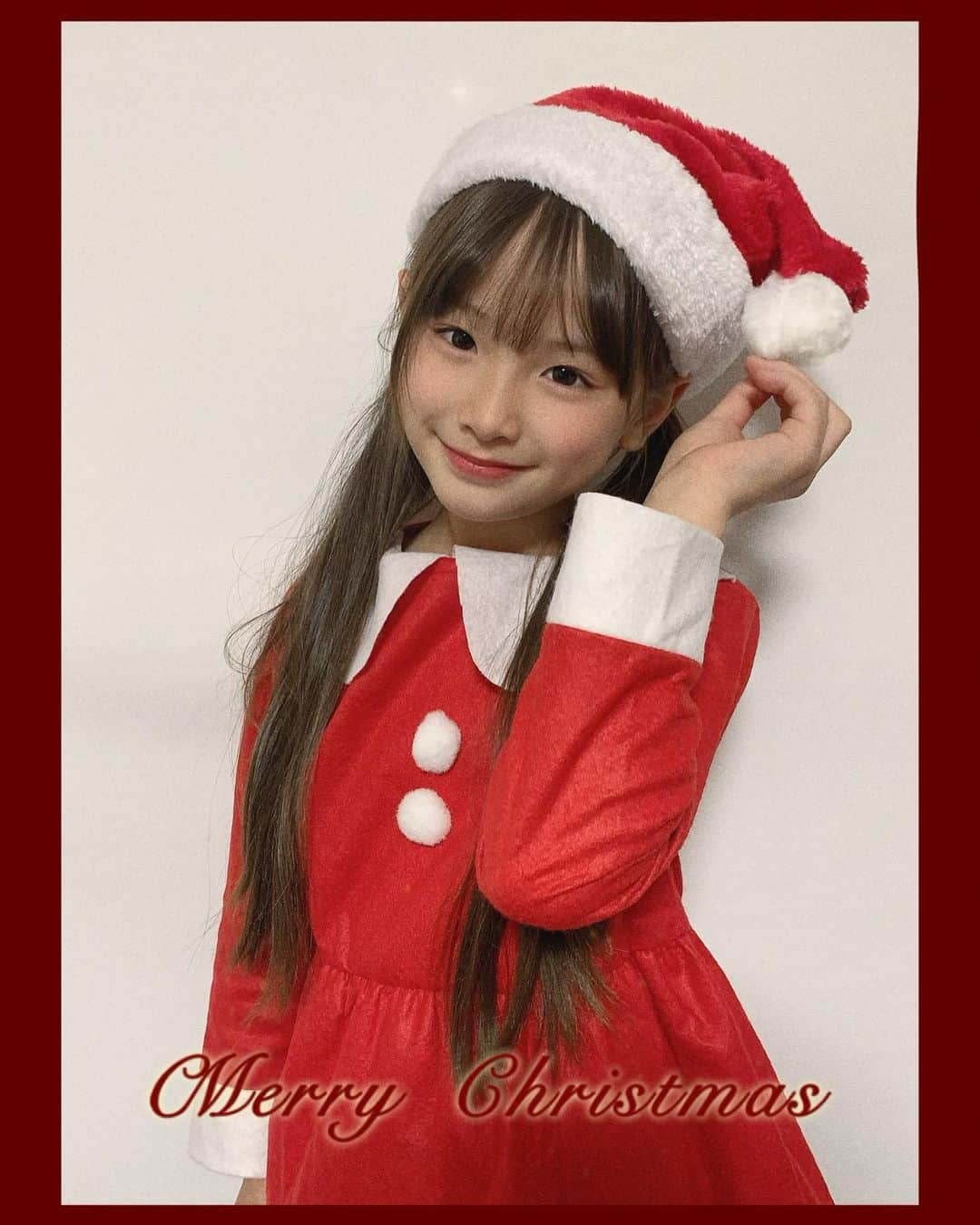 ひなさんのインスタグラム写真 - (ひなInstagram)「♡.＊🎅🎄 メリークリスマス❄️🤍 皆さんも今日明日は クリスマスパーティーするのかな☺️🎄❤️ 去年間に合わなかったので今年は、、 ひなサンタ❤️🤍❤️ . 今年はサンタさんから24インチの 自転車のプレゼント🚲 ただ届くのがまさかの26日なので それまでのお楽しみです🤣 . 皆さん楽しいクリスマスをお過ごしください❤️ #メリークリスマス」12月24日 16時32分 - h.t_mom