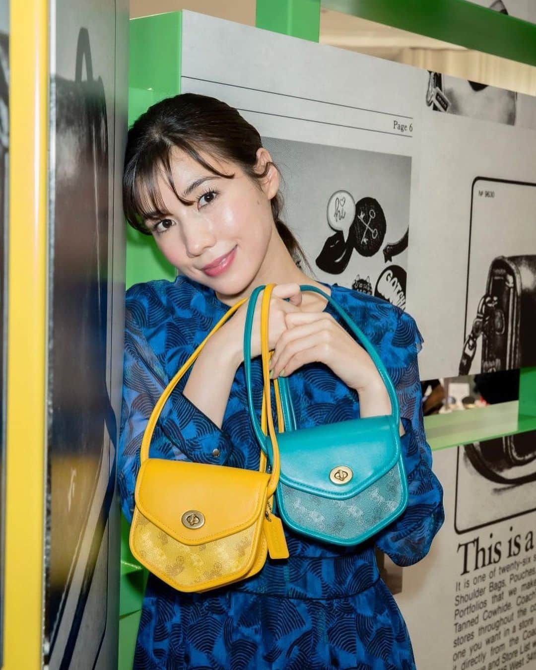 仲里依紗のインスタグラム：「the COACH originals ポップ アップ ストアが大好きな伊勢丹でやってるから遊びに行ったよ😍❤️✌️✌️✌️🎄 バッグがデコできて楽しかった😍❣️❣️ @coach   12/23-12/31  #TheCoachOriginals #CoachNY #CoachHoliday #isetan」