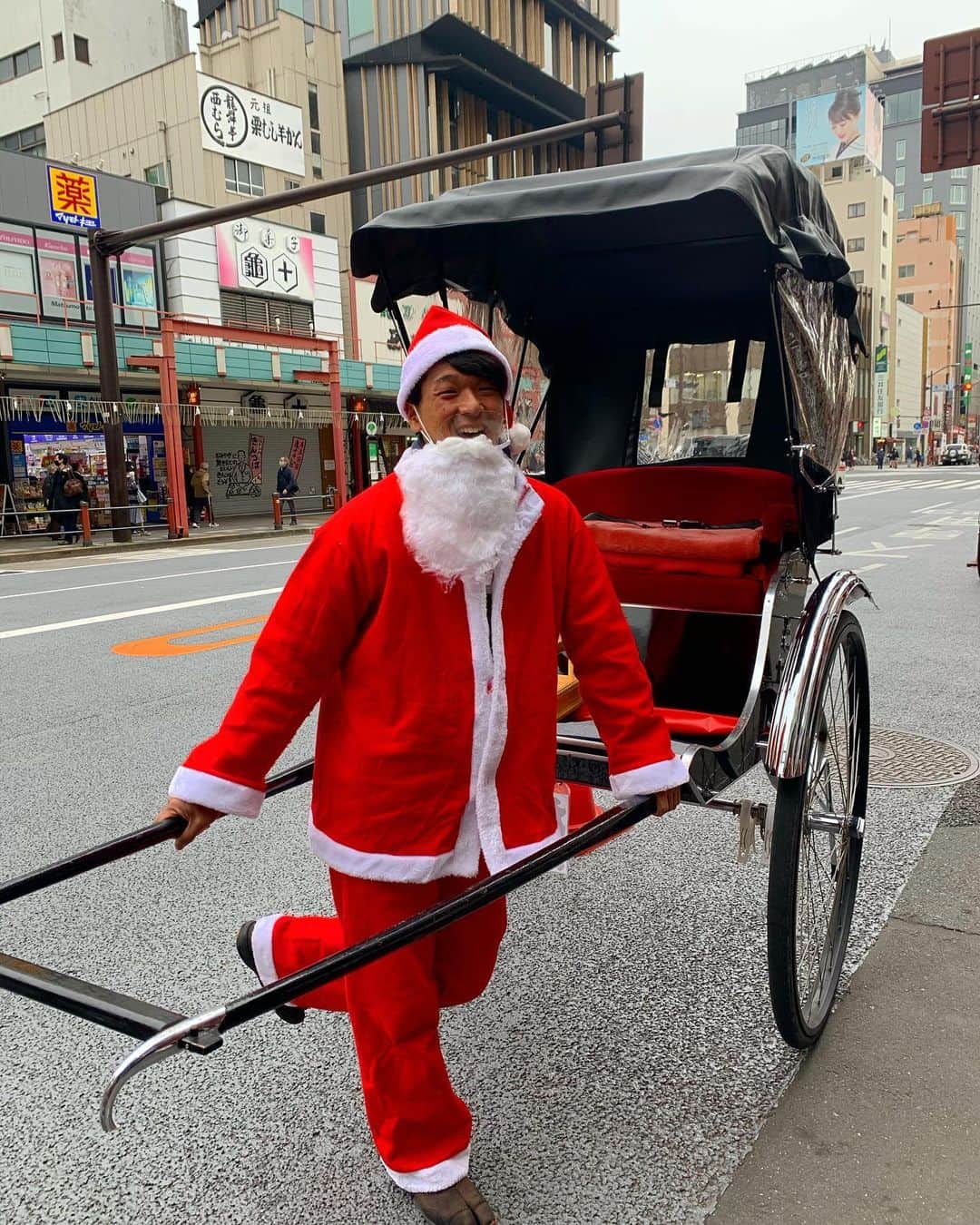 みどりかわたけし（ラ・ラベスト）のインスタグラム：「クリスマスで浮かれてサンタコスしました！ 研修生の担当してたので、結局お客様とはほぼ接触なし笑 、 、 #人力車#浅草#クリスマス#俥夫#サンタコス」