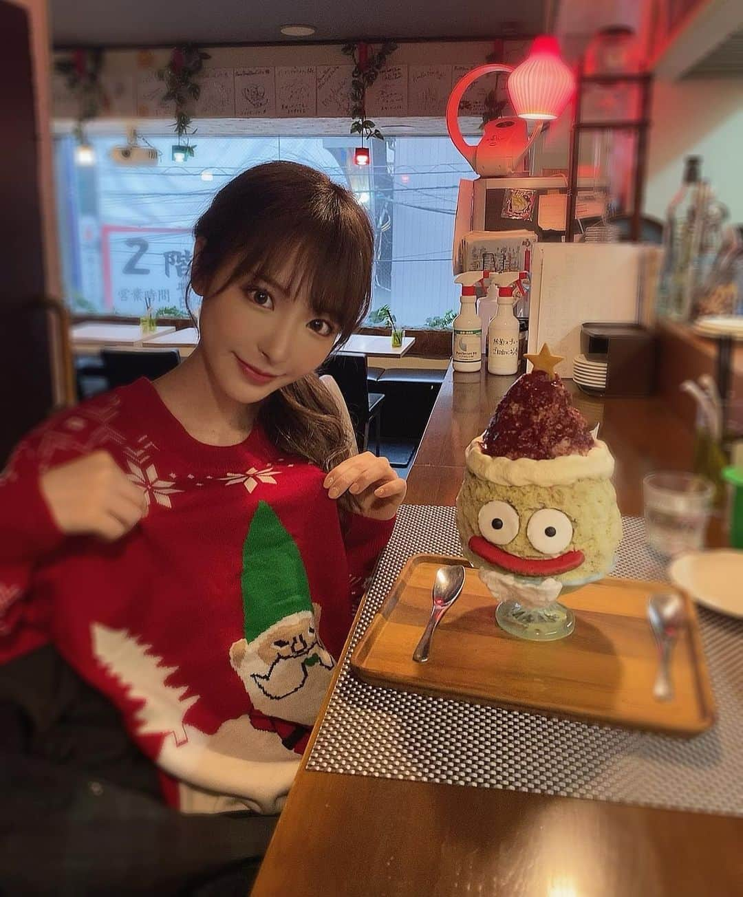 桃乃木かなさんのインスタグラム写真 - (桃乃木かなInstagram)「「ブンブンブラウカフェ」さん🍧🍜  ・サンタ氷 ・レモンクリームジンジャー ・ゴールデンポークつけ麺(塩) ・あぐー叉焼の醤油らーめん  テイクアウトジェラート ↑ 洋梨 ・メープル ↓ sake  ブンブンさんのクリスマス🎅 サンタ氷にはお手製のカヌレがまるまると！外側はチョコでパリッと、中はしっとりしていてお菓子として買って帰りたい位でした🤤  ラーメンは私が塩、会長さんが醤油を頼みましたがスープが澄んでいてどちらも美味しいんです〜🍜  御馳走様でした！  #bumbunblaucafe #旗の台 #かき氷 #ラーメン」12月24日 16時35分 - kana_momonogi