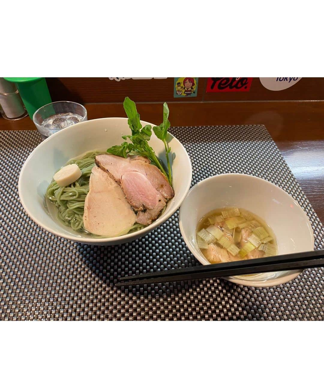 桃乃木かなさんのインスタグラム写真 - (桃乃木かなInstagram)「「ブンブンブラウカフェ」さん🍧🍜  ・サンタ氷 ・レモンクリームジンジャー ・ゴールデンポークつけ麺(塩) ・あぐー叉焼の醤油らーめん  テイクアウトジェラート ↑ 洋梨 ・メープル ↓ sake  ブンブンさんのクリスマス🎅 サンタ氷にはお手製のカヌレがまるまると！外側はチョコでパリッと、中はしっとりしていてお菓子として買って帰りたい位でした🤤  ラーメンは私が塩、会長さんが醤油を頼みましたがスープが澄んでいてどちらも美味しいんです〜🍜  御馳走様でした！  #bumbunblaucafe #旗の台 #かき氷 #ラーメン」12月24日 16時35分 - kana_momonogi