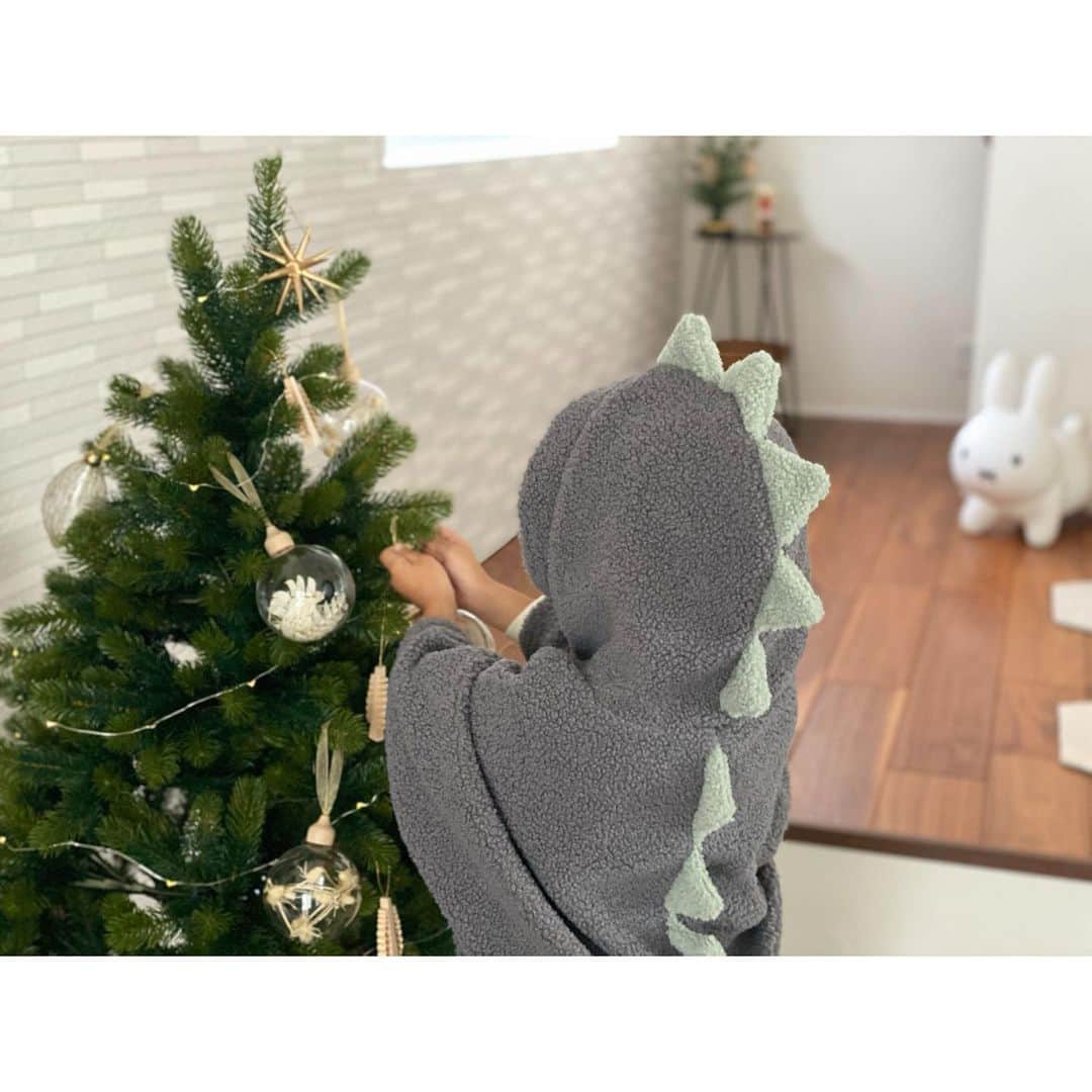 yuki さんのインスタグラム写真 - (yuki Instagram)「2020.12.24  インスタのやり方がいつのまにか変わっていて、なかなか投稿できなかったのは私だけじゃない…と思いたいです💦😭　プチパニック…。  お久しぶりの投稿は、クリスマスのインテリア記録を残しておきたくて載せました😊♡  今日はサンタさんが来る日。  我が家はめっちゃ重い＆組み立てが必要なものなので、夜のサンタ仕事が大変そうです😂  みなさんもおいしいものを食べて素敵なクリスマスをお過ごしくださいね☺️✨  クリスマスレシピ、ストーリーズにのせておきますので明日パーティーをする方やまだお決まりじゃない方は参考にしてください🎄♡  #クリスマス　#クリスマスイブ」12月24日 16時35分 - yuki_00ns