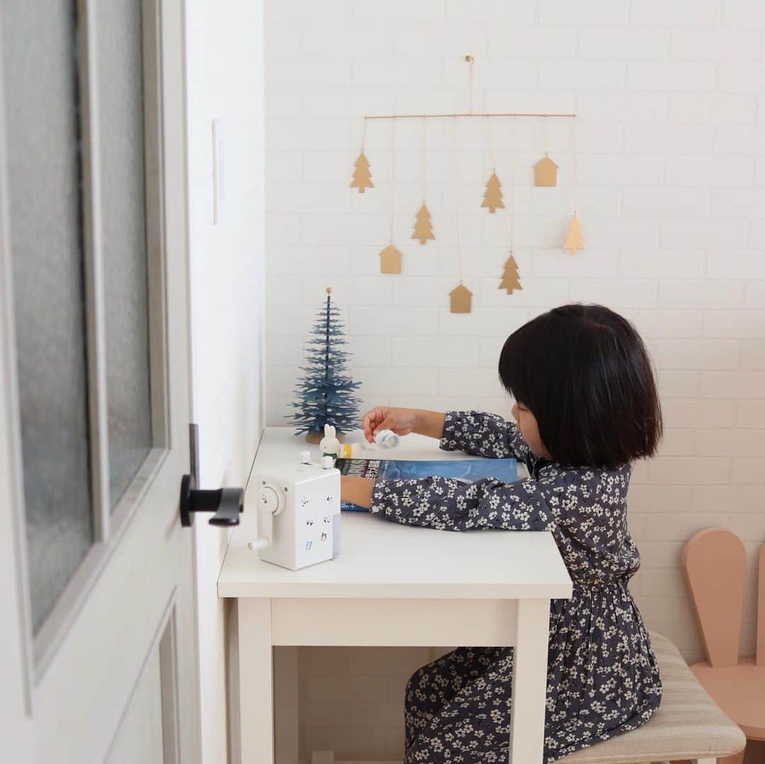 yuki のインスタグラム：「2020.12.24  インスタのやり方がいつのまにか変わっていて、なかなか投稿できなかったのは私だけじゃない…と思いたいです💦😭　プチパニック…。  お久しぶりの投稿は、クリスマスのインテリア記録を残しておきたくて載せました😊♡  今日はサンタさんが来る日。  我が家はめっちゃ重い＆組み立てが必要なものなので、夜のサンタ仕事が大変そうです😂  みなさんもおいしいものを食べて素敵なクリスマスをお過ごしくださいね☺️✨  クリスマスレシピ、ストーリーズにのせておきますので明日パーティーをする方やまだお決まりじゃない方は参考にしてください🎄♡  #クリスマス　#クリスマスイブ」