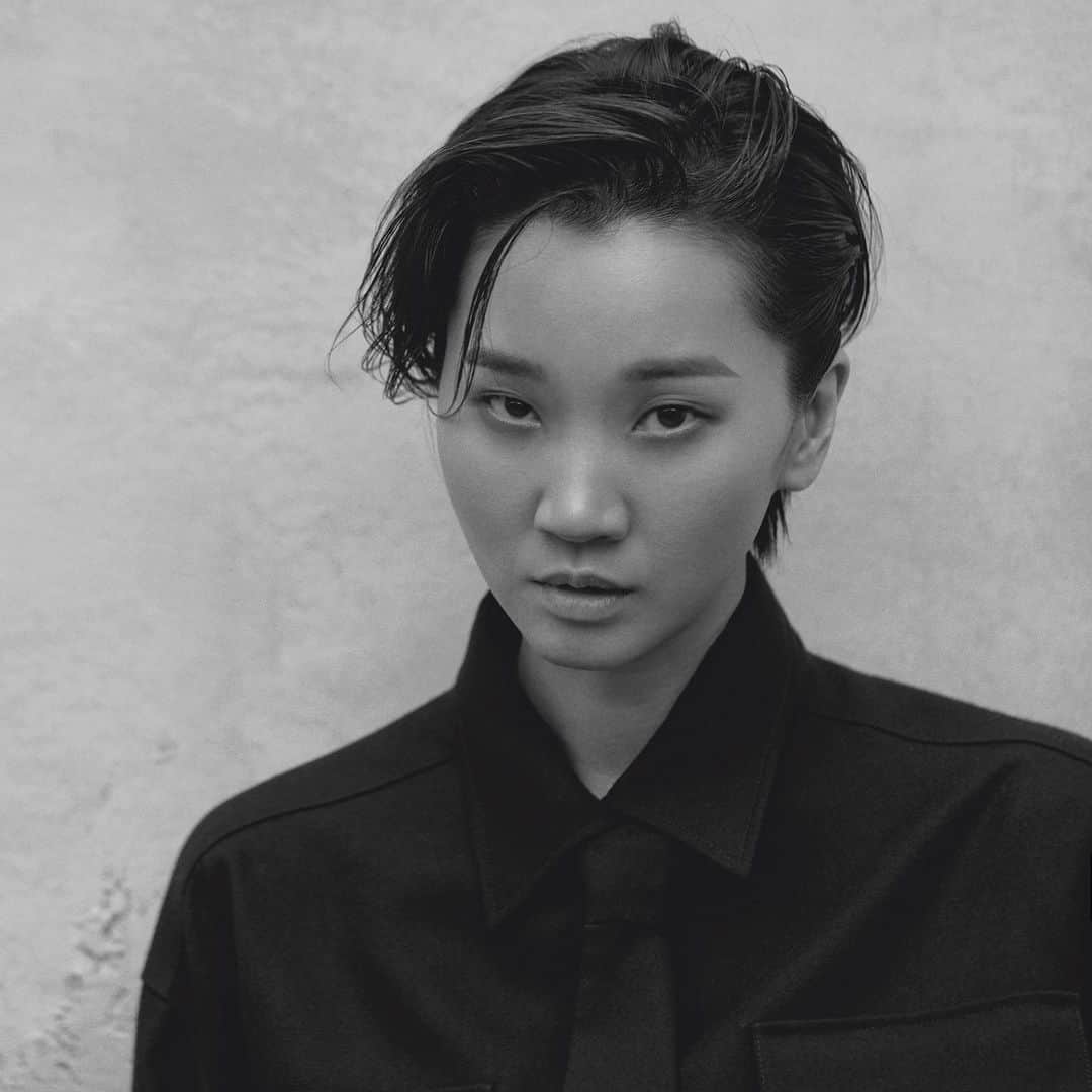 チャン・ユンジュのインスタグラム：「영화 세자매에서는 탈색한 머리의 미옥이로. 앞으로 계속해서 만나게 될 다양한 모습의 내가 기대된다. 🖤 Merry Christmas eve   With @dazedkorea 2021년 JANUARY Creative Director #곽지아 @jeeahci #이경언 @leekyeungun and ME  Photographer #목정욱 @mokjungwook Text #양보연 @yangbo.yeon Hair #장혜연 #이혜진 @janghyeyeon_ @hyeeej_hair Makeup #이준성 #장소미 @juunszz @som2.somi   #세자매 #문소리  #김선영  #장윤주」
