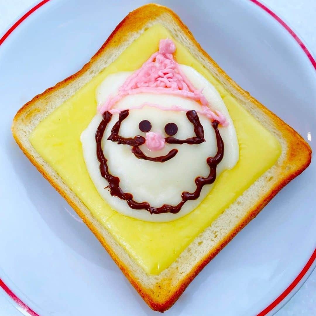 のインスタグラム：「🎄メリークリスマスイブ🎄  本日12/24は #クリスマスイブ 💝  ということで…  #禁断の雪見トースト のうえに サンタさんが登場🎅✨  見た目もかわいくできちゃう 禁断の美味しさ❤️  #禁断の雪見トースト に絵を描いて #おうちクリスマス を楽しみませんか🥳❓」